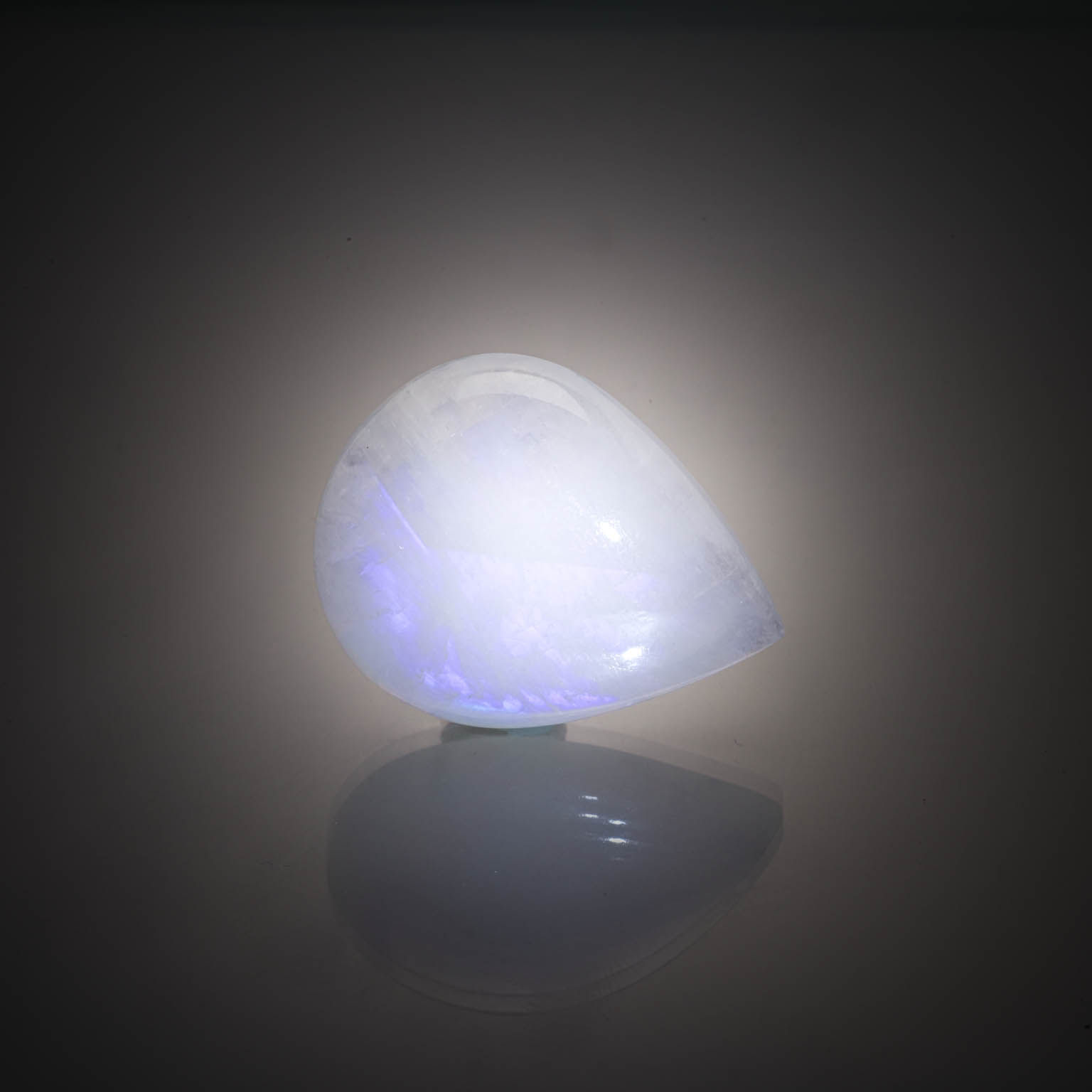 Pierre de lune poire cabochon sur papier. - Lazuli