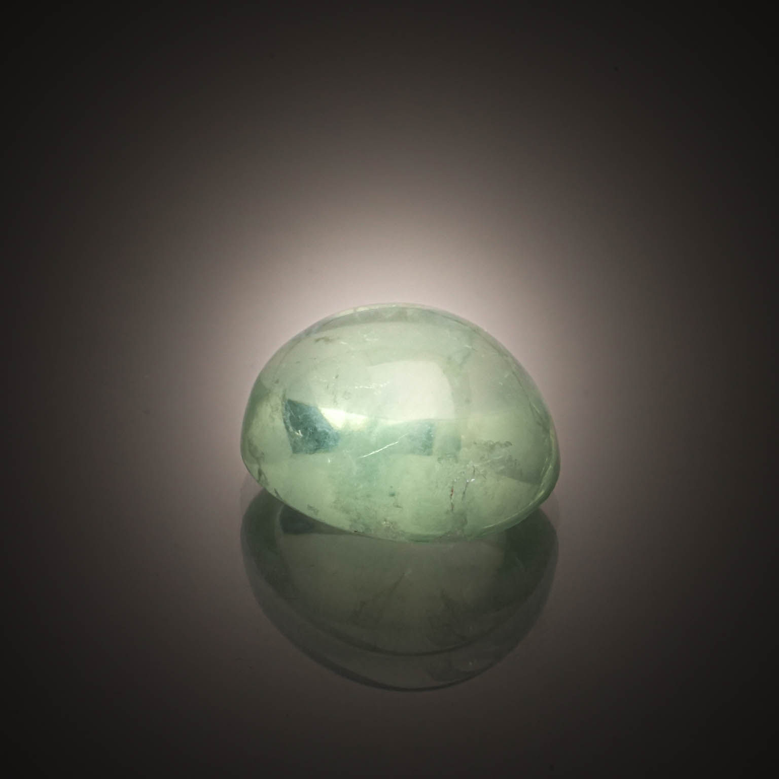 Fluorite verte ronde cabochon sur papier. - Lazuli