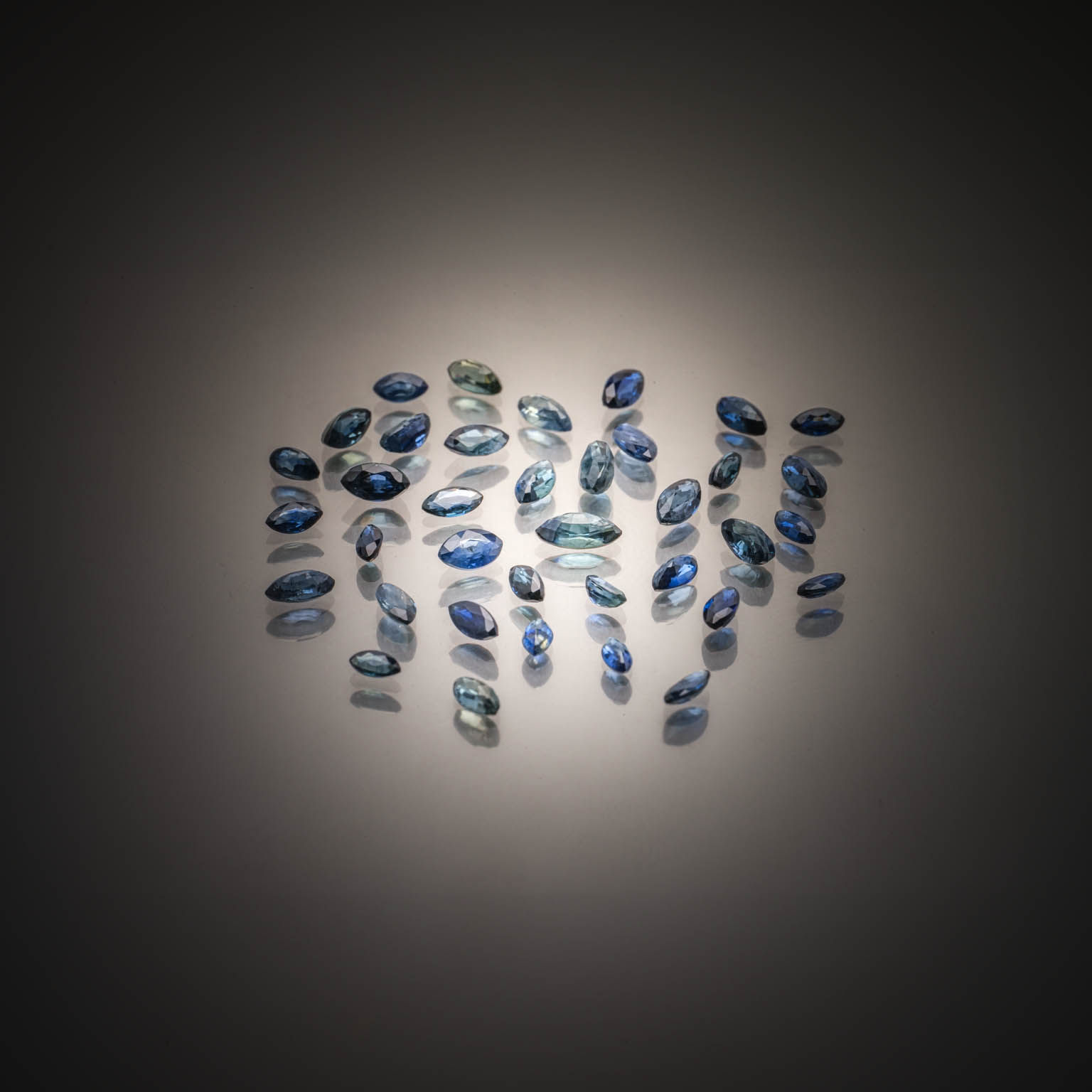 Lot de saphirs bleus/verts marquises sur papier. - Lazuli