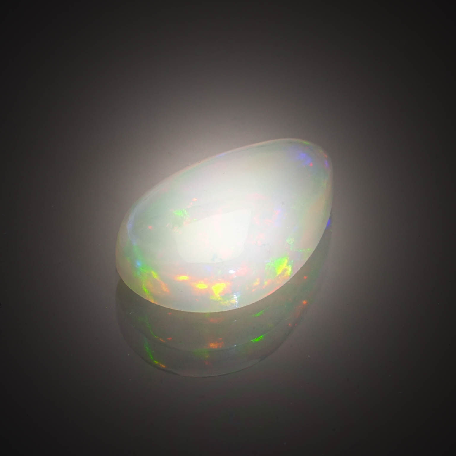 Opale poire cabochon sur papier. - Lazuli