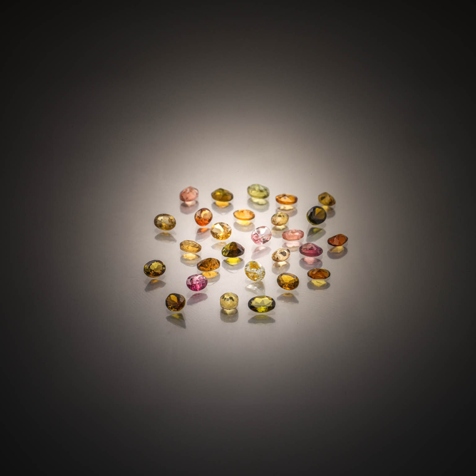 Lot de tourmalines ovales sur papier. - Lazuli