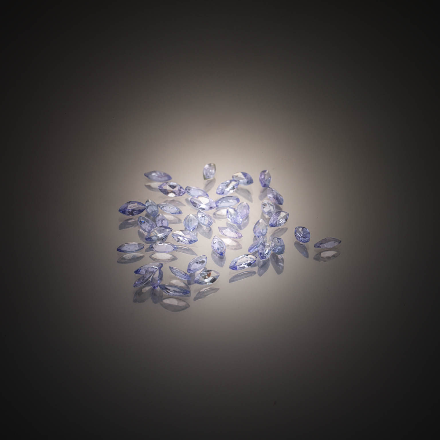 Lot de tanzanites marquises sur papier. - Lazuli