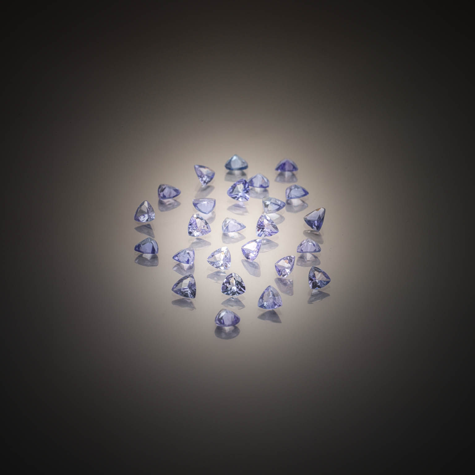Lot de tanzanites trillions sur papier. - Lazuli