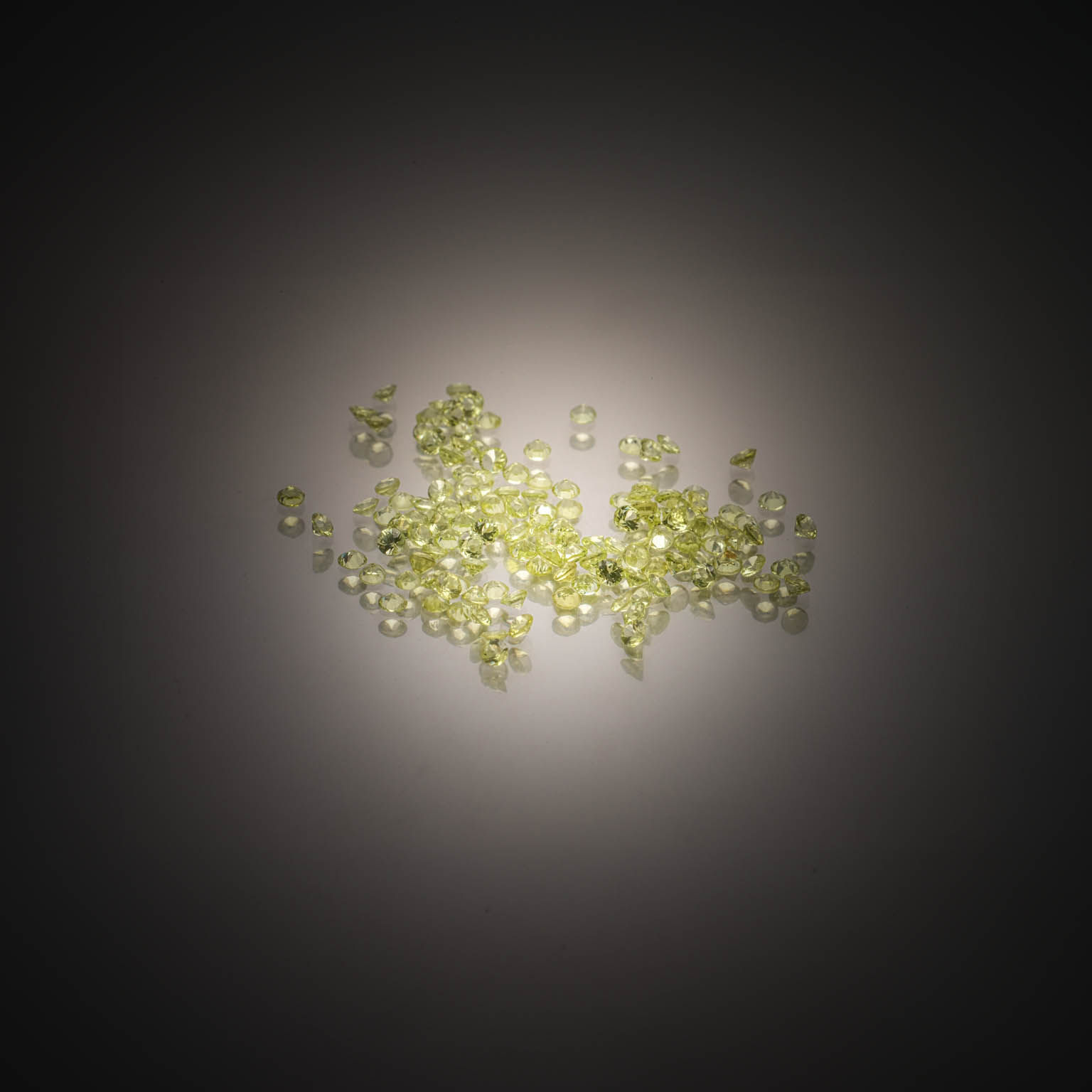 Lot de péridots ronds sur papier. - Lazuli
