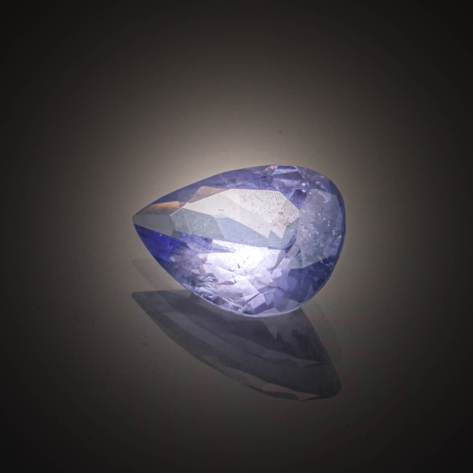 Rubis poire sur papier. - Lazuli