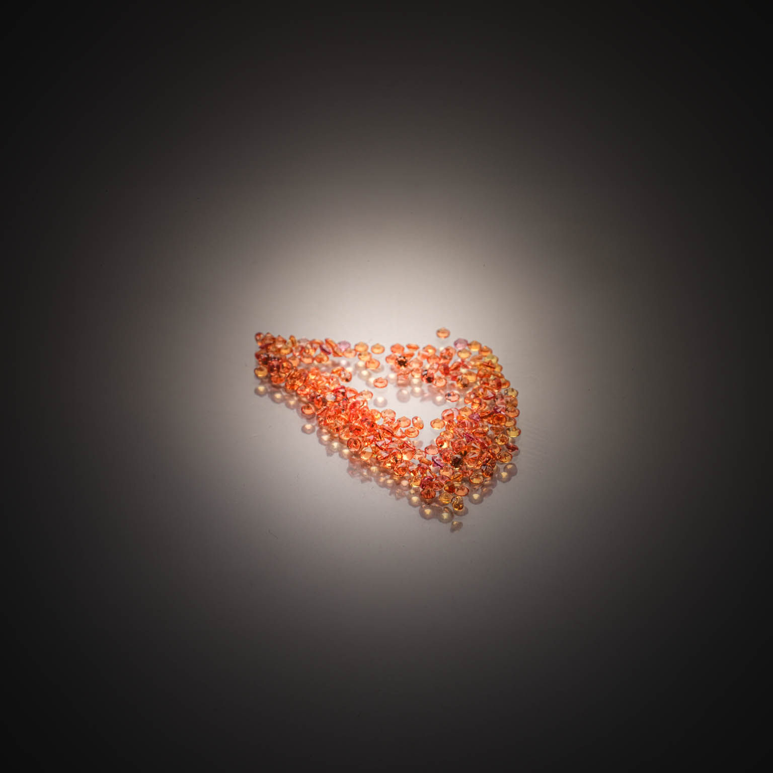 Grenat rhodolite rectangulaire sur papier. - Lazuli