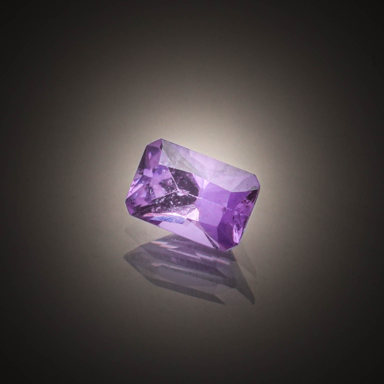 Quartz lemon rectangulaire sur papier. - Lazuli