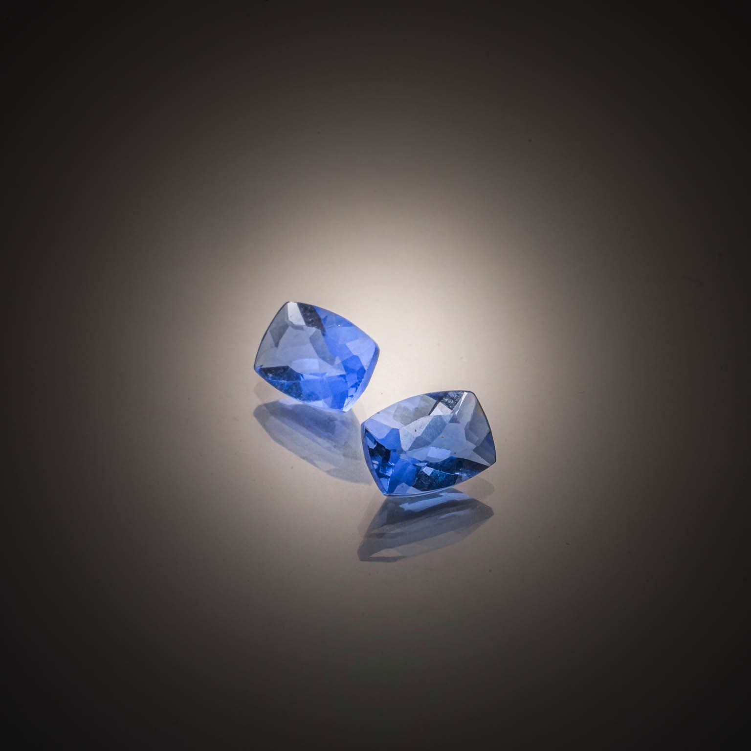 Lot d&rsquo;émeraudes ovales sur papier. - Lazuli