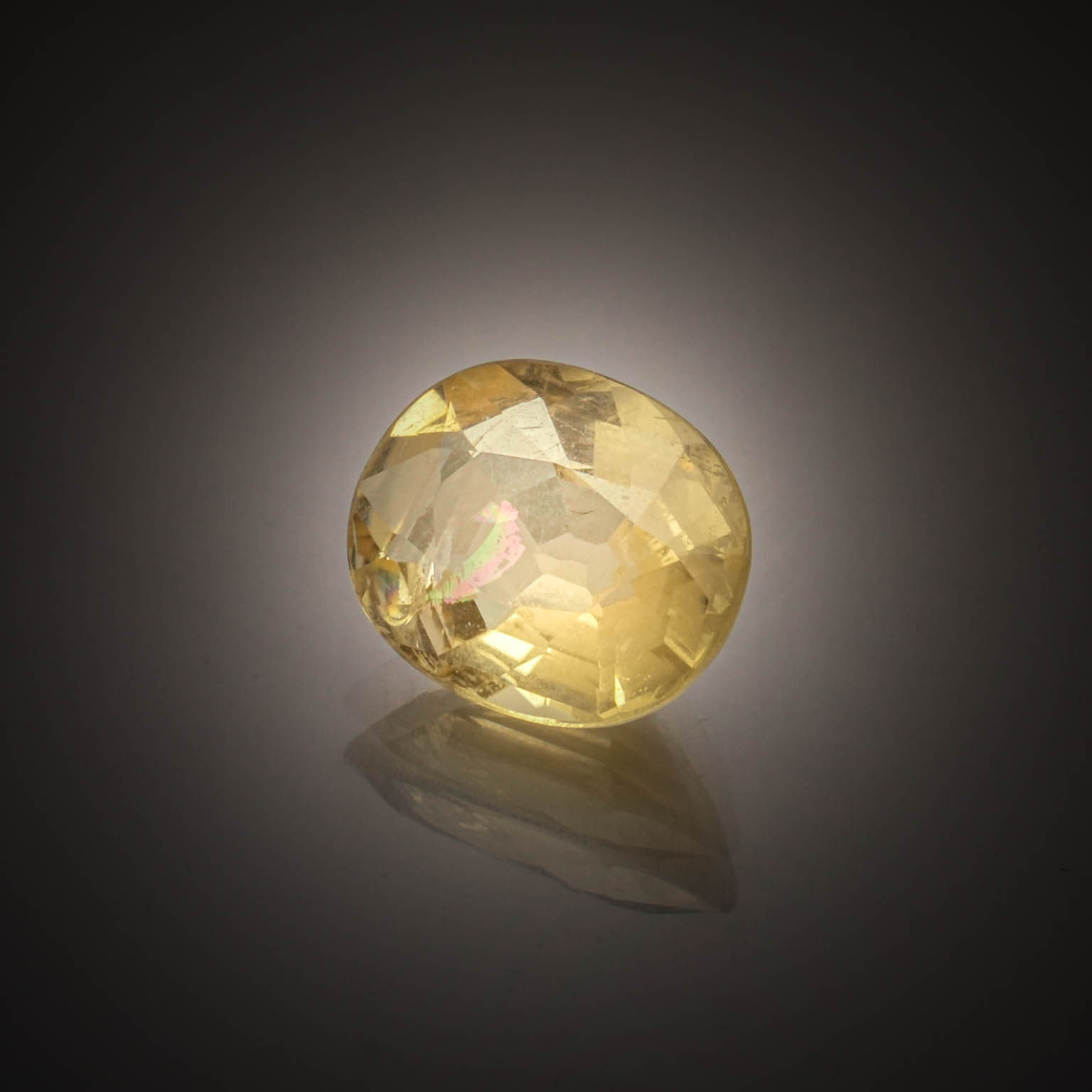 Saphir poire sur papier. - Lazuli