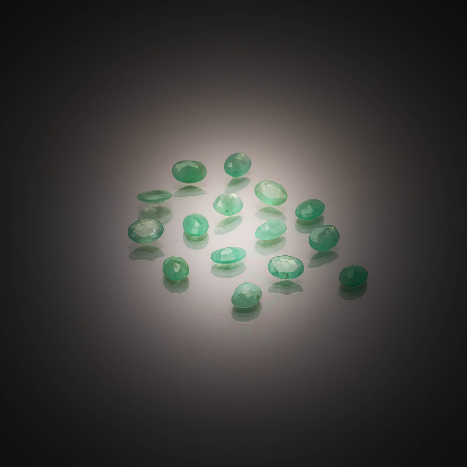 Lot de tourmalines ovales sur papier. - Lazuli