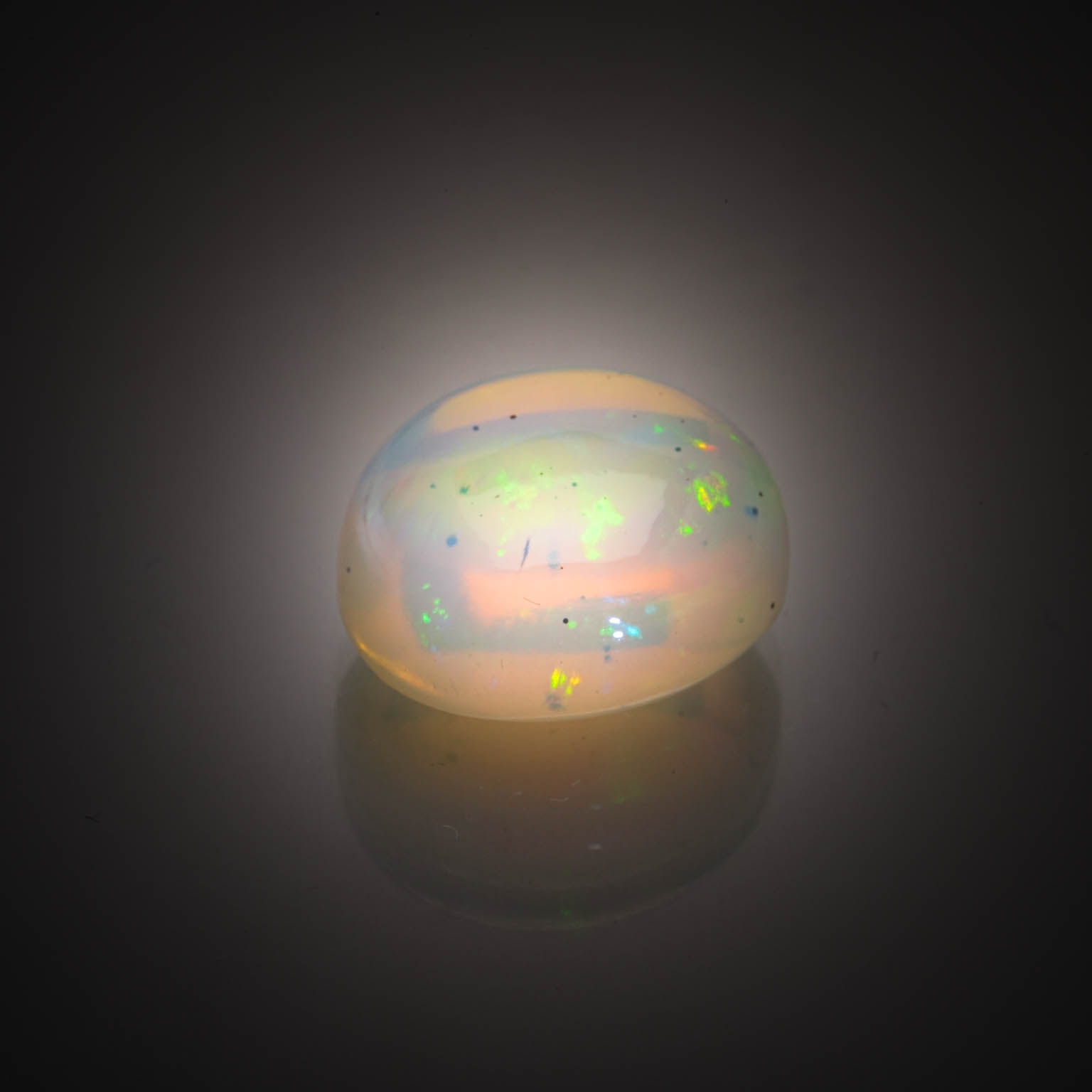 Quartz lemon ovale sur papier. - Lazuli