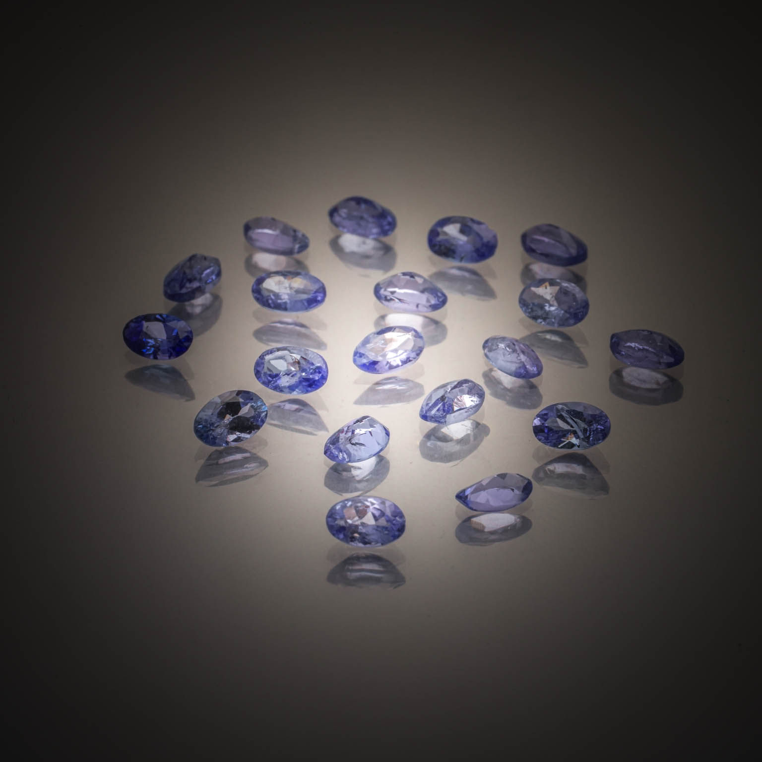 Lot de dix péridots ronds sur papier. - Lazuli