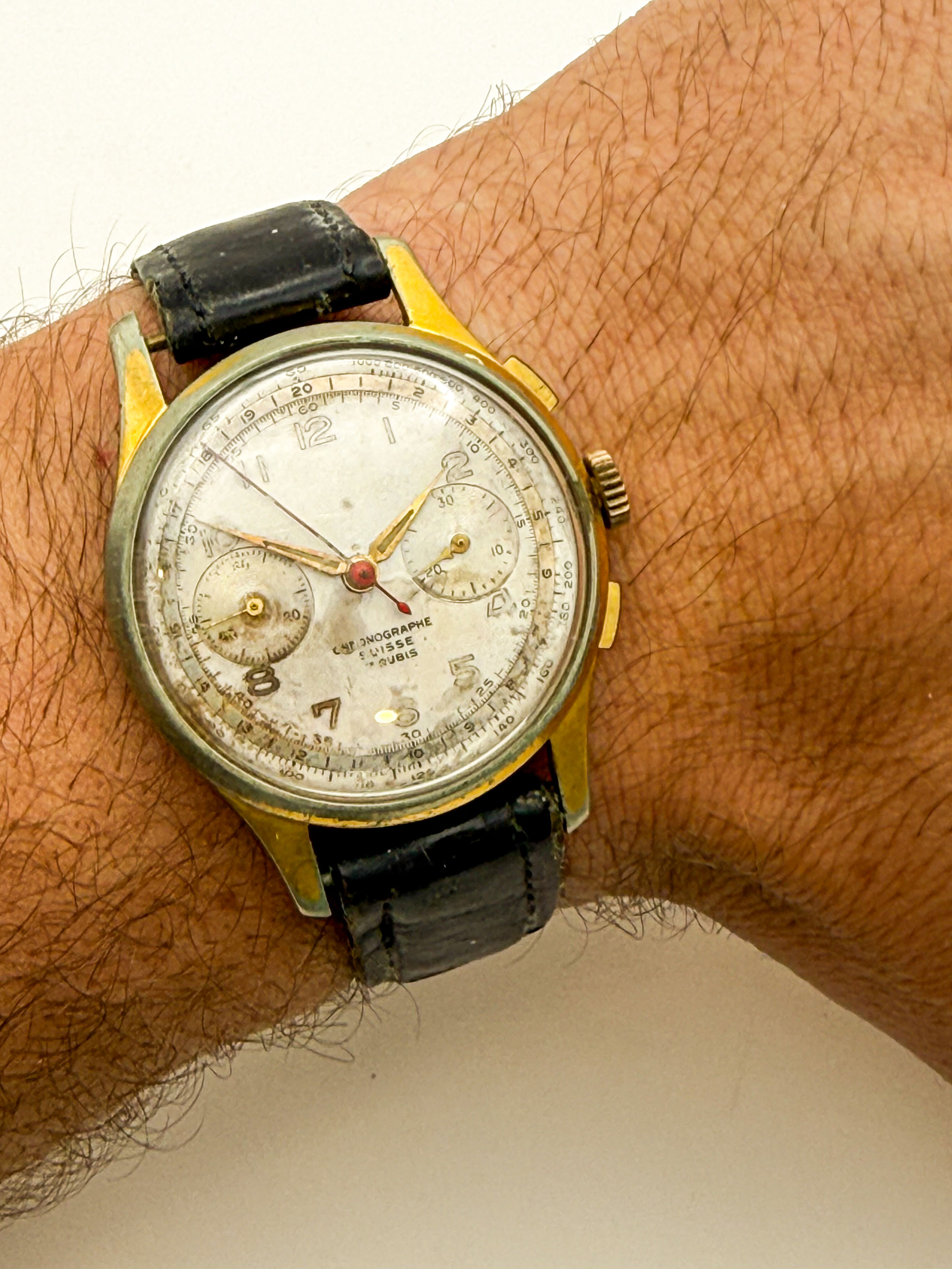 CHRONOGRAPHE Suisse à boitier rond en métal doré - Lazuli