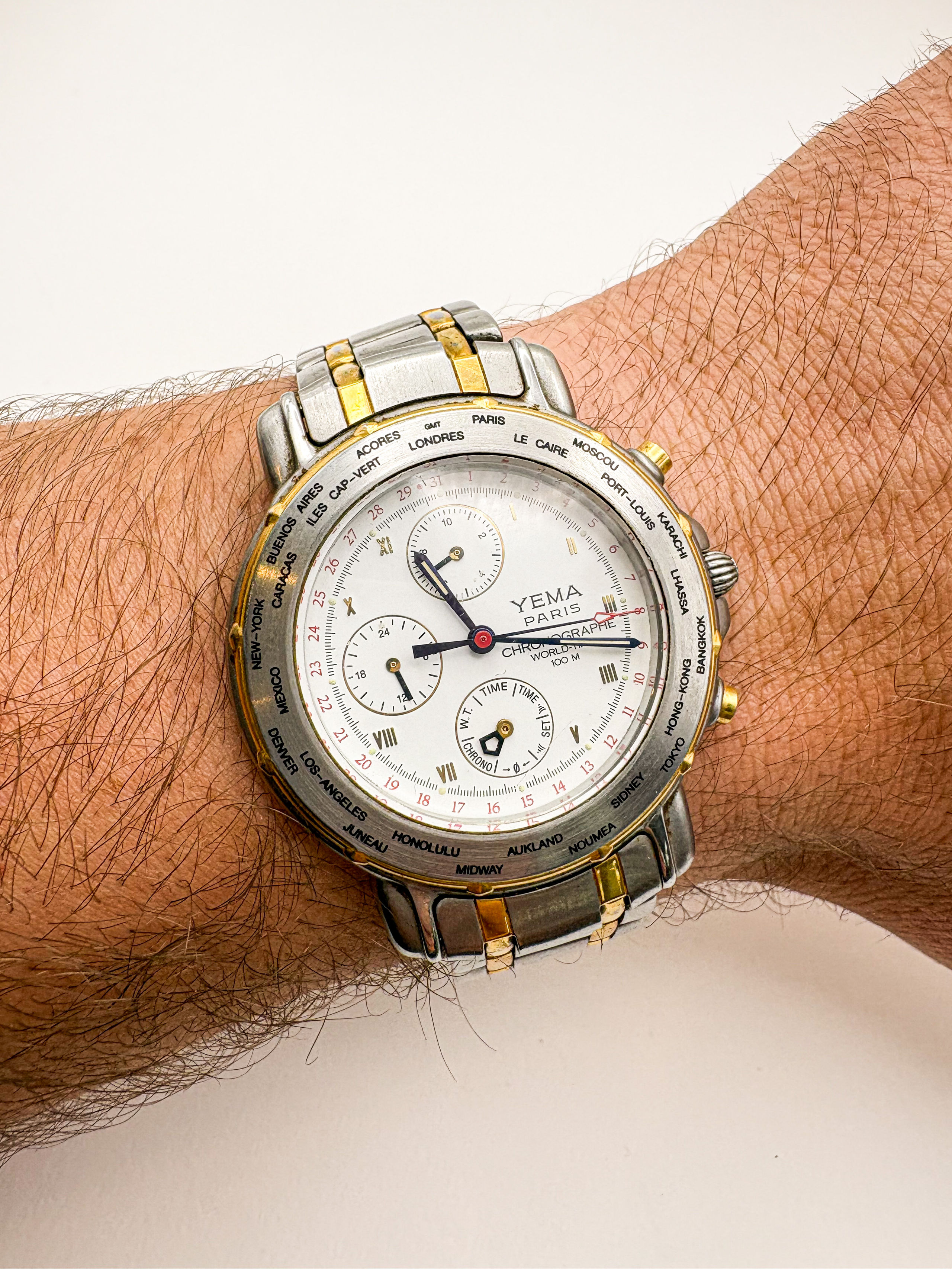 Montre de gousset en or jaune et rose (750 millièmes), cadran à fond blanc émaillé, chiffres romains pour les heures et arabes pour les secondes (accidents). Cuvette à décor de l&rsquo;allégorie de la musique et guirlandes feuillagées. - Lazuli