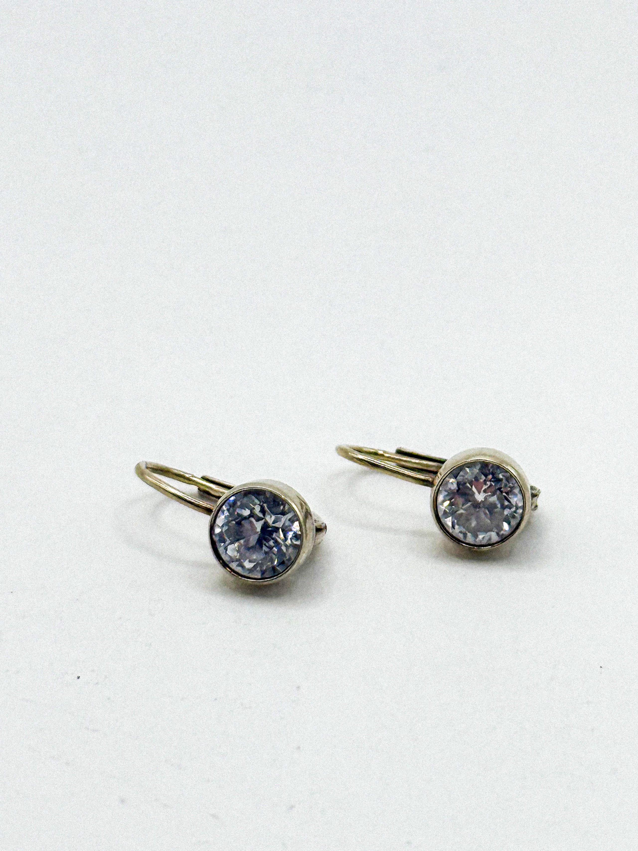 Lot de bijoux en métal comprenant une broche HENRY, deux collier, une bague ornée d&rsquo;un camée, une épingle à cravate, un pendentif, un collier ornée d&rsquo;une pierre imitation et une paire de créoles. - Lazuli