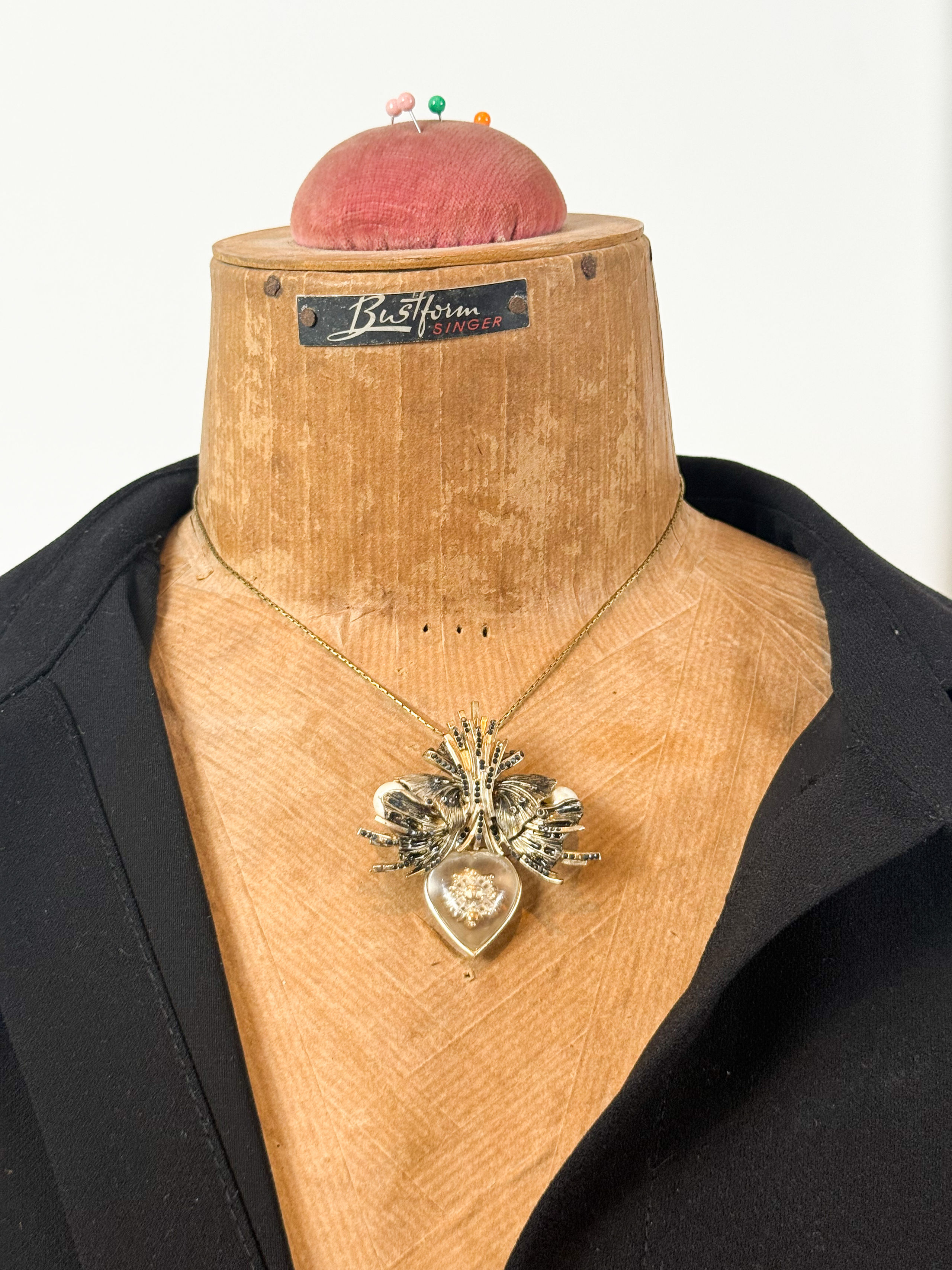 Lot de bijoux fantaisies comprenant : 3 broches animalières, une broche représentant une feuille et un clip figurant un serpent. - Lazuli
