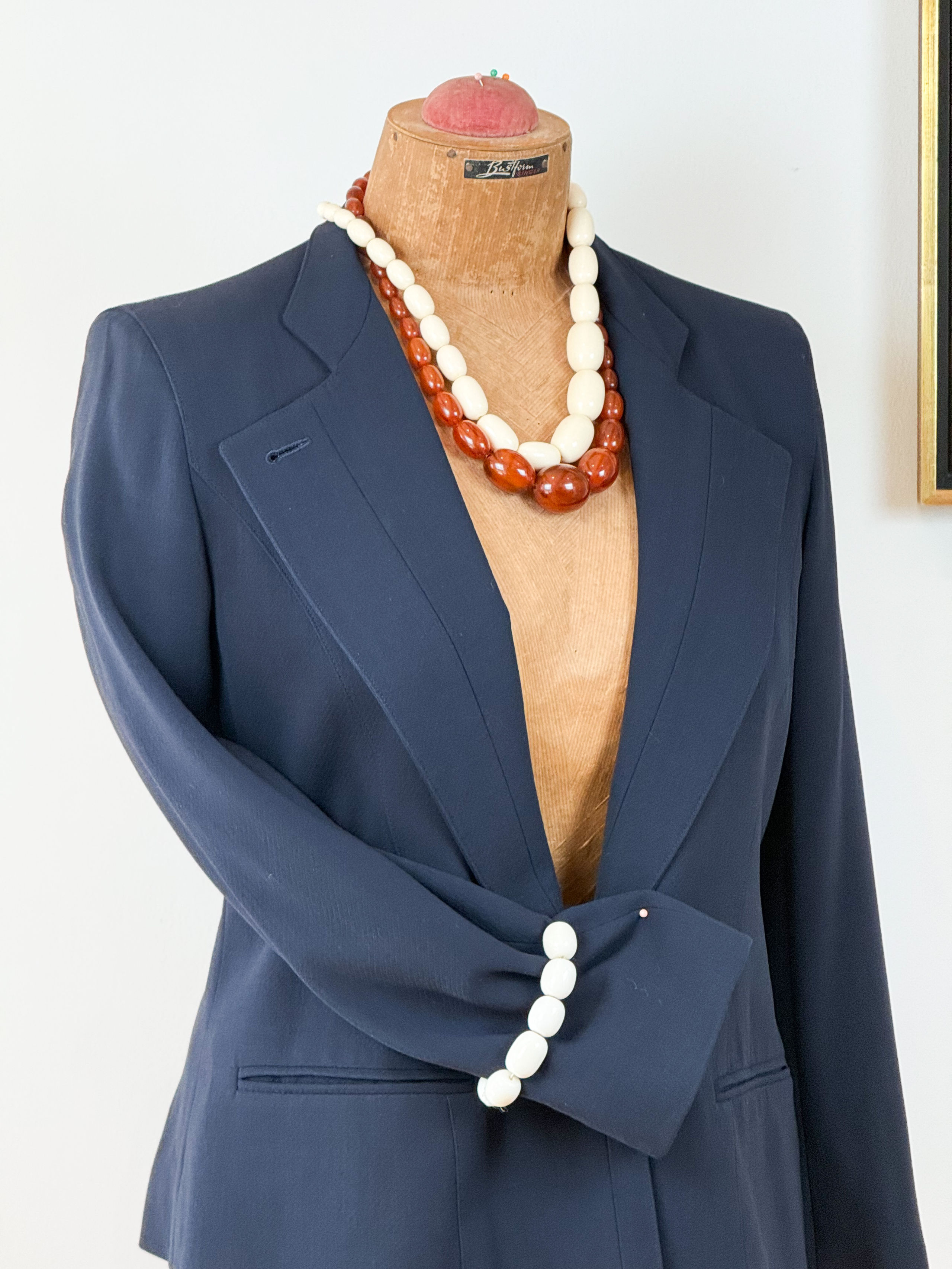 Bague ruban en acier doré ornée d&rsquo;une ligne de pierre blanche taille baguette et de perles d&rsquo;acier aux trois tons. - Lazuli