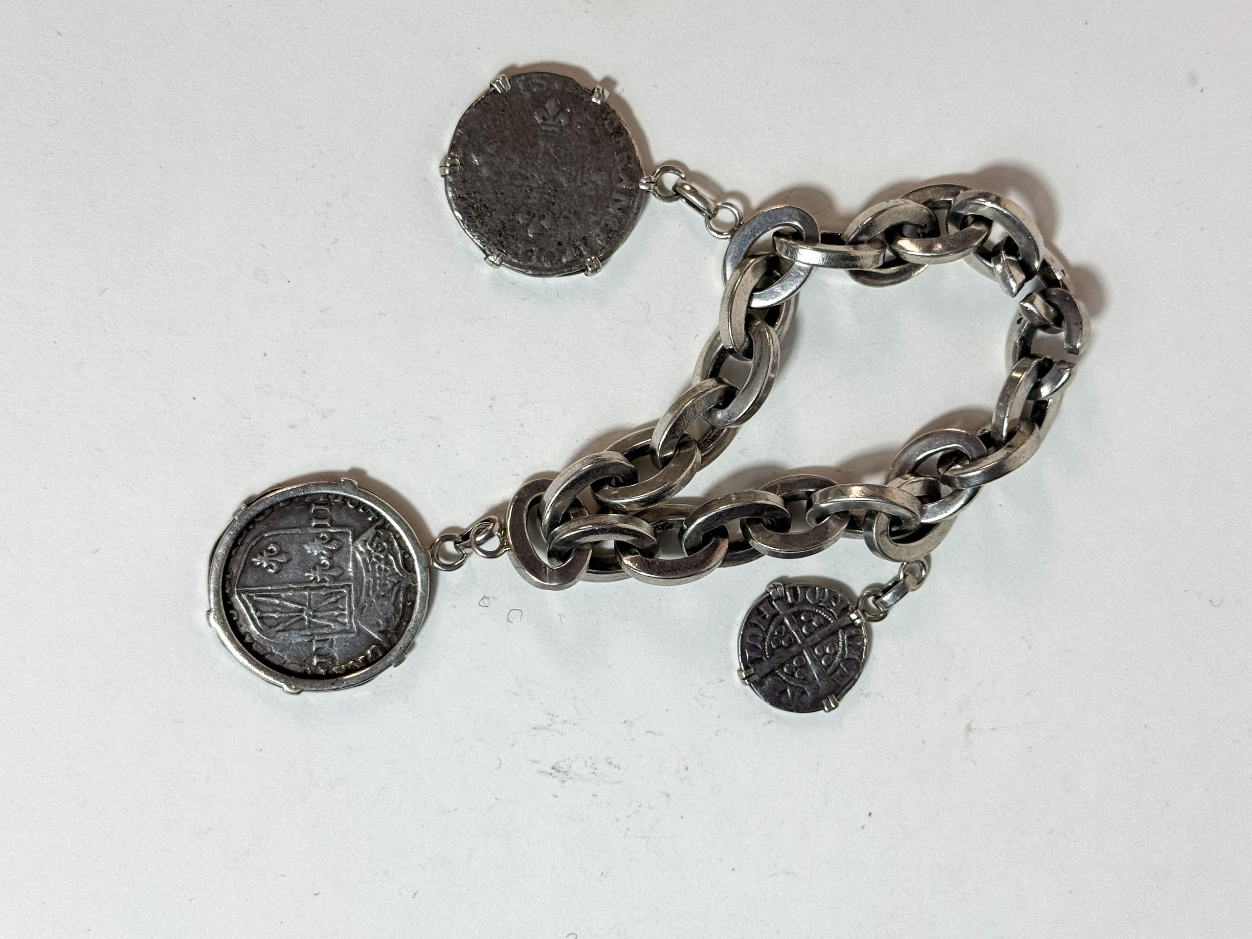 Gourmette en argent ornée de trois monnaies comprenant : - Lazuli