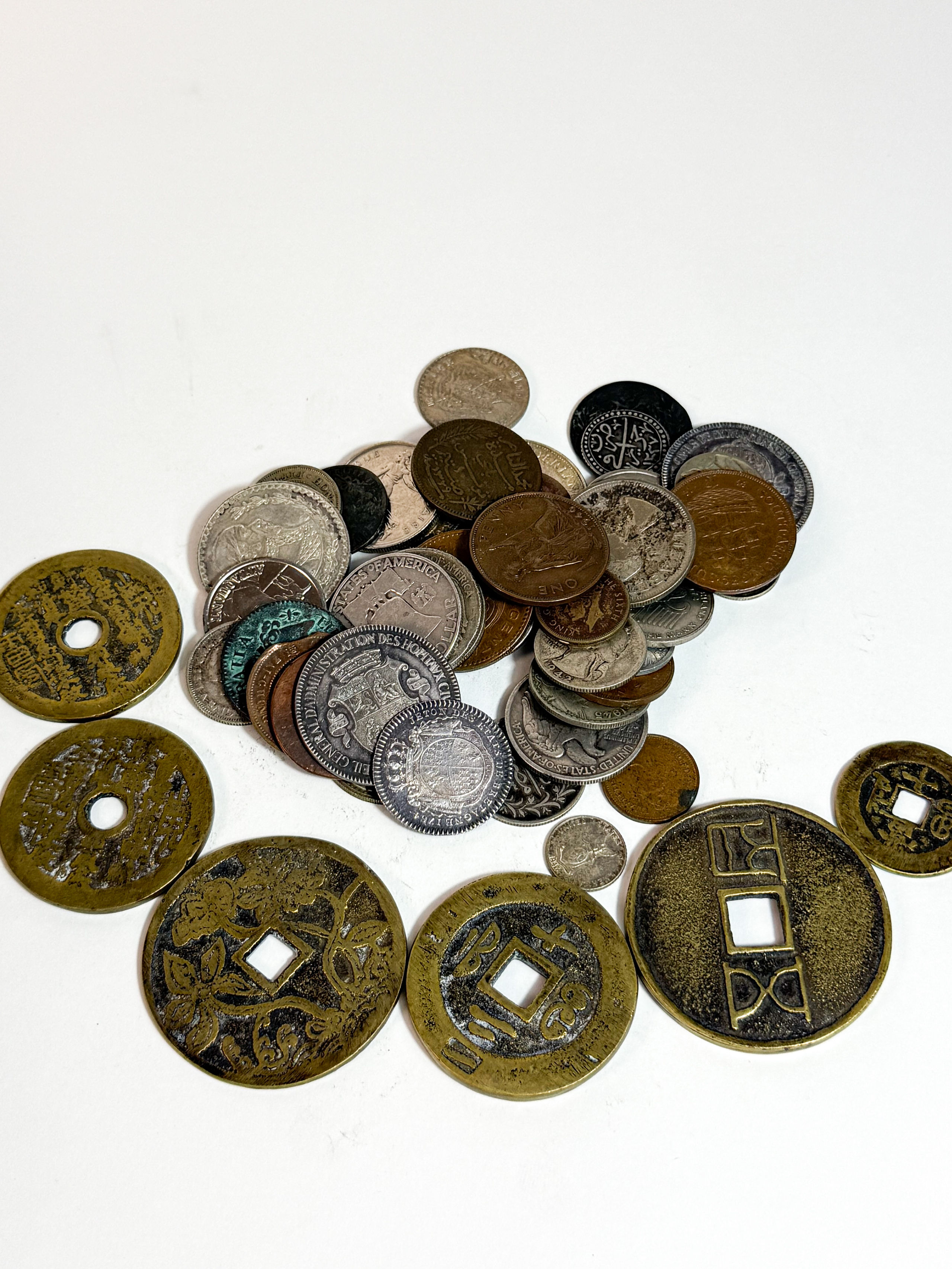 Lot de 46 monnaies et médailles en argent et métaux communs. Europe et Etats-Unis. - Lazuli