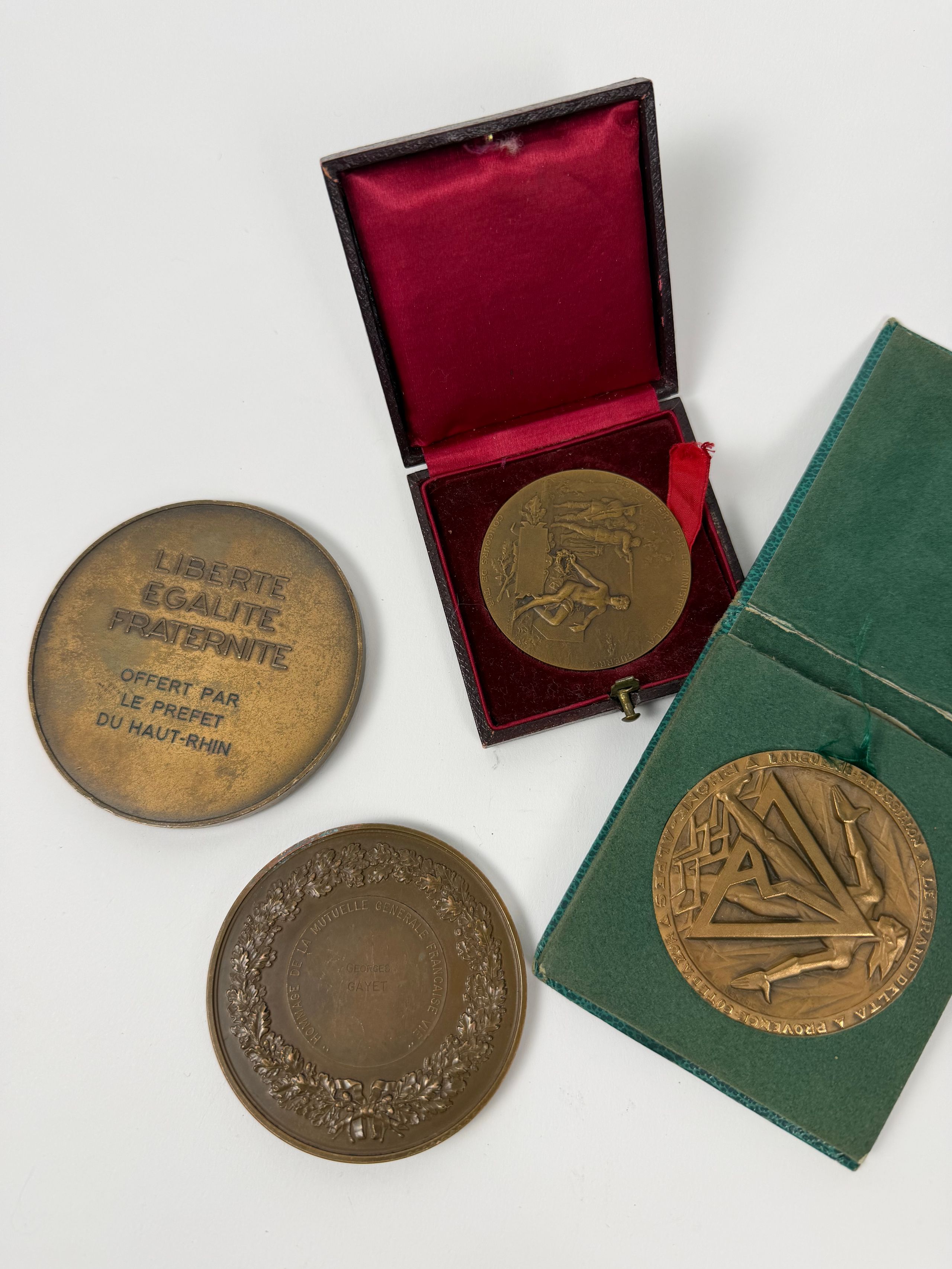 Lot de quatre médailles en bronze. - Lazuli