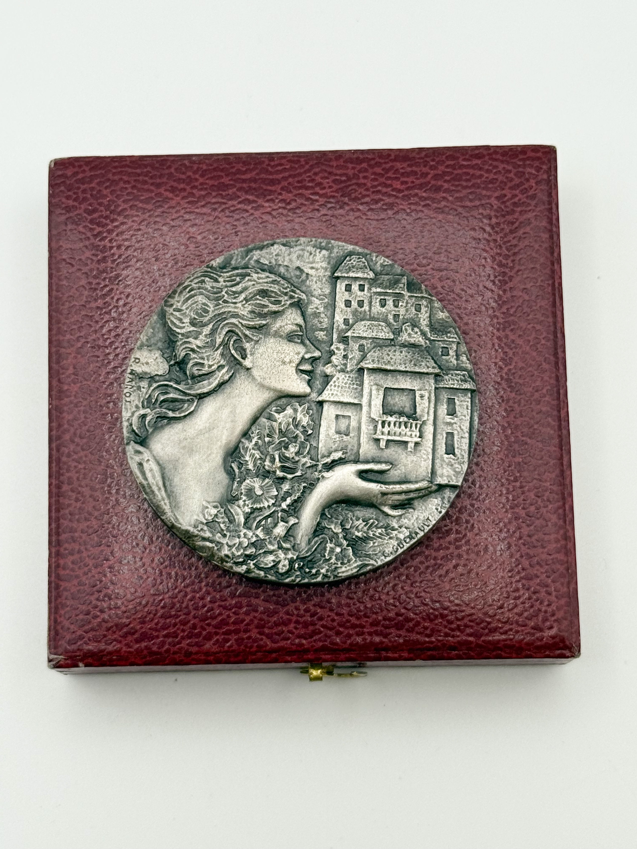 Médaille en bronze, l&rsquo;avers représentant une femme tenant dans ses mains une cité signée G. GUERAULT et P. HAROL, le revers gravé 1967. - Lazuli