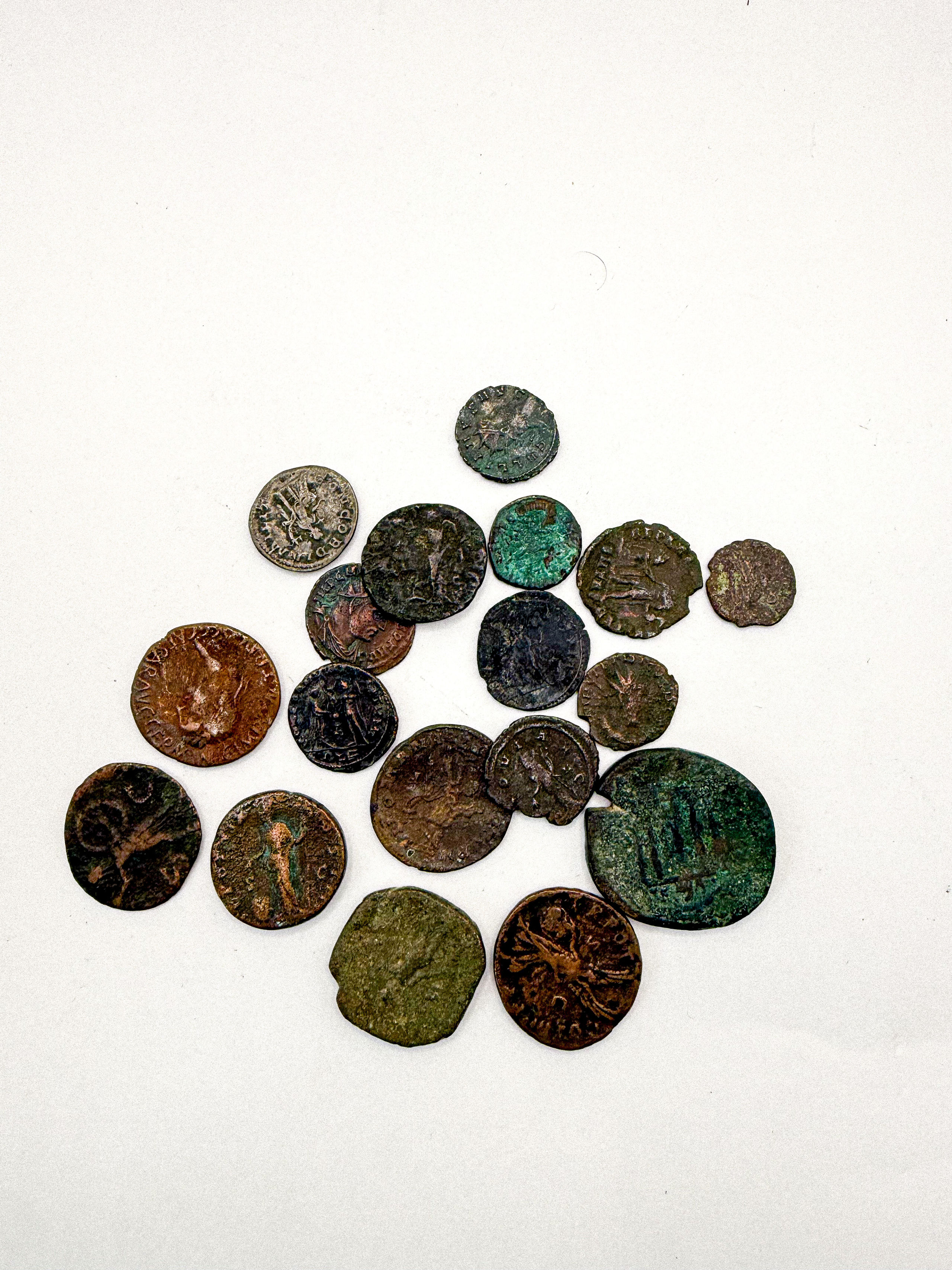 Lot de treize médailles en bronze dont certaines en coffret et deux cocardes du Sénat et du Conseil Générales des Yvelines. - Lazuli
