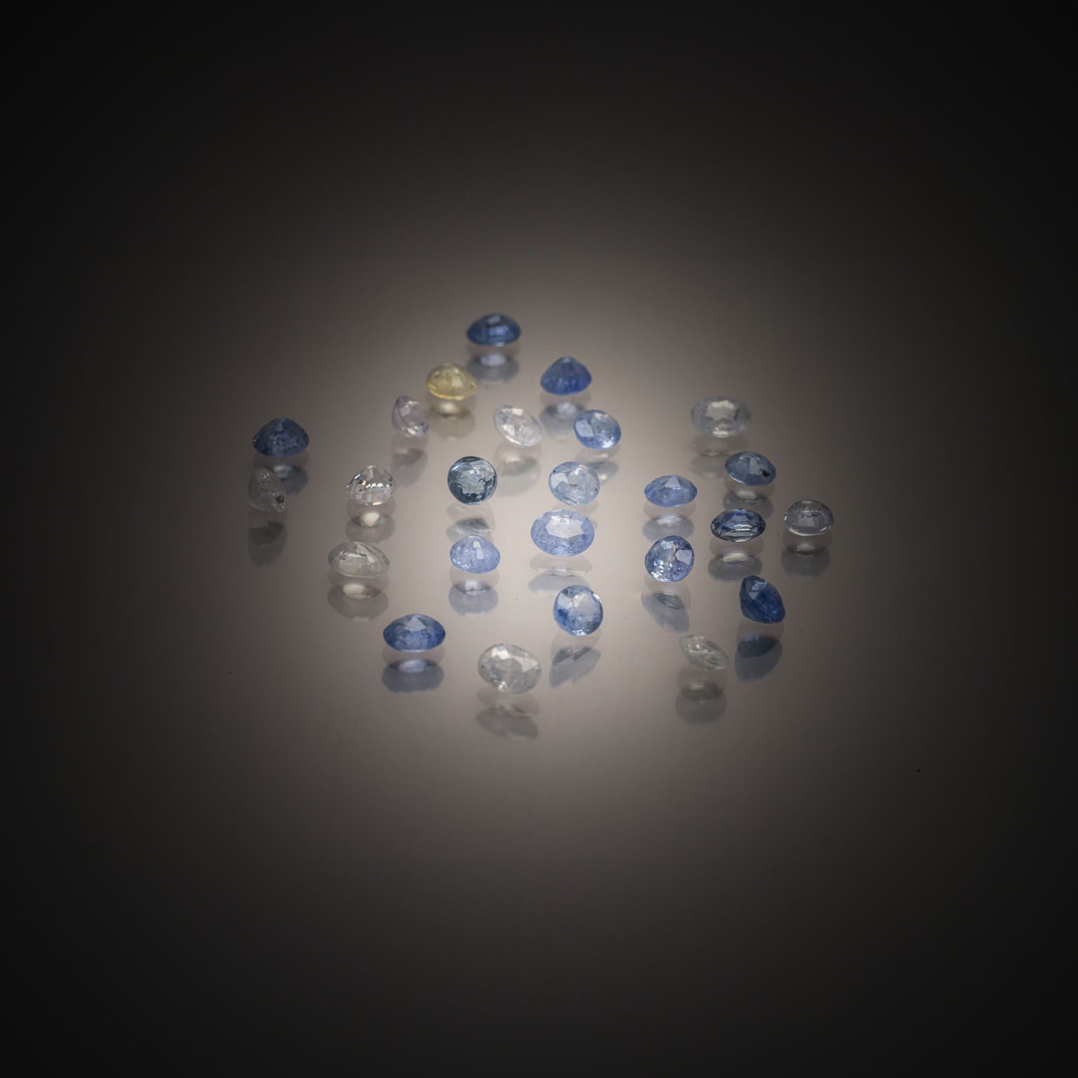 Lot de trois rubis ronds sur papier. - Lazuli