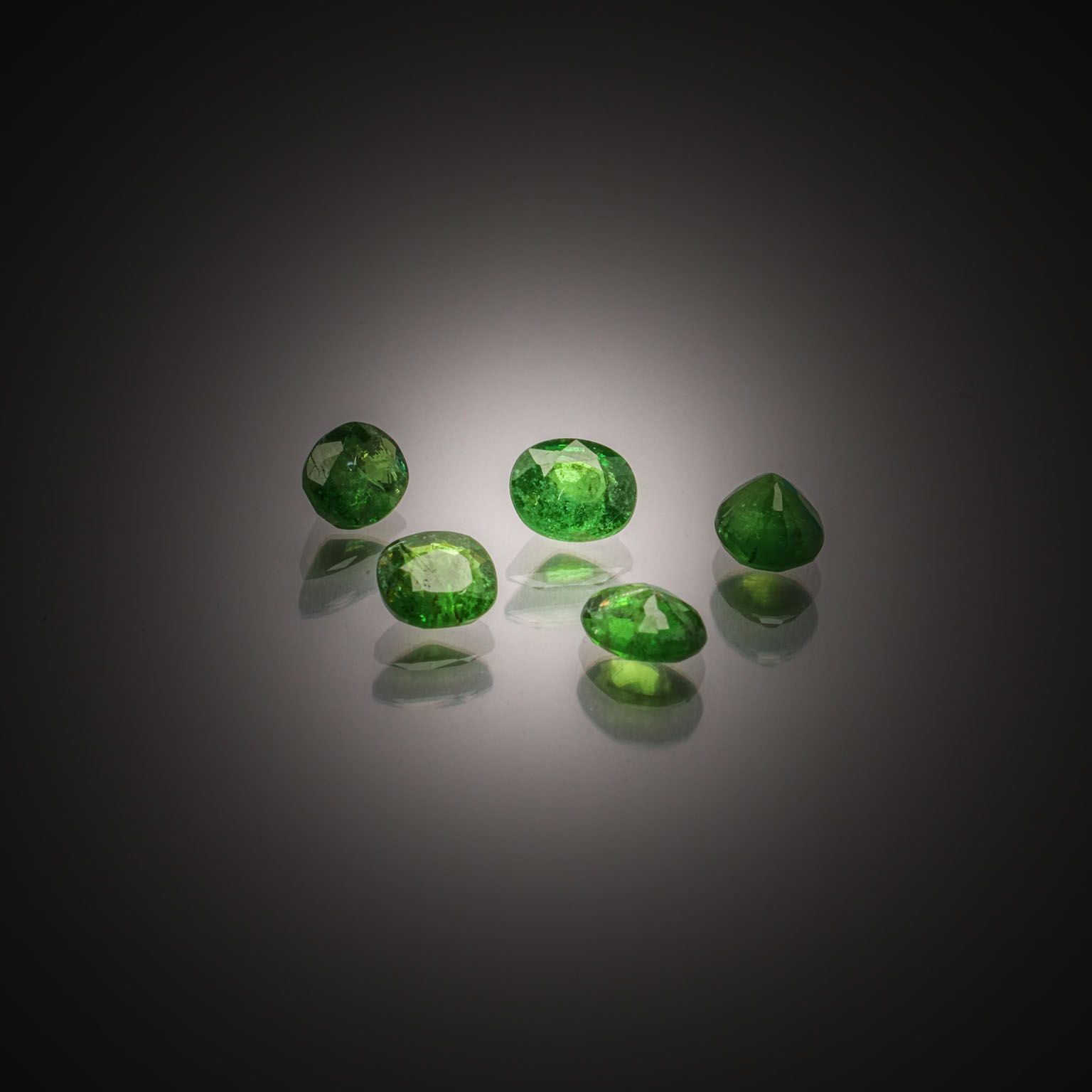 Scapolite ovale sur papier. - Lazuli