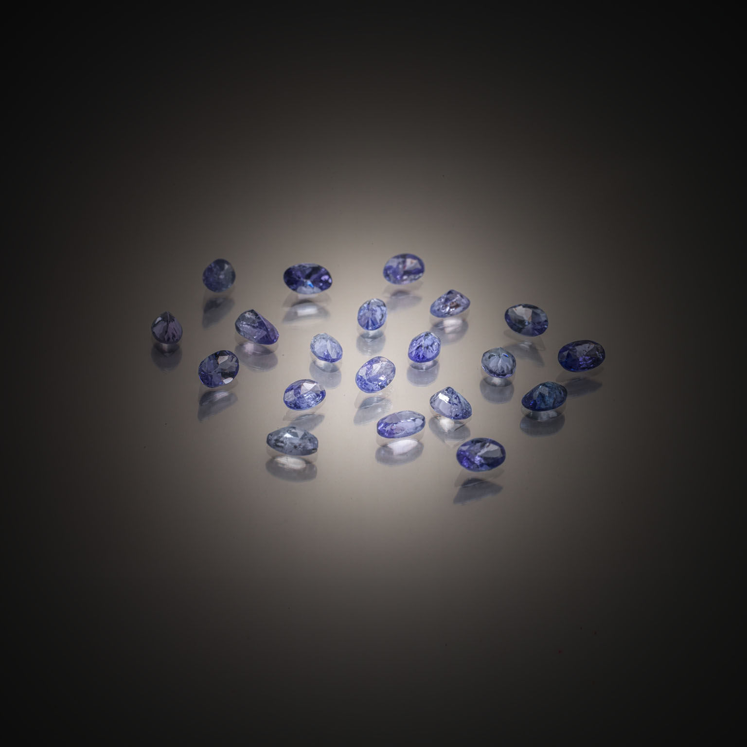 Topaze impériale ovale sur papier. - Lazuli