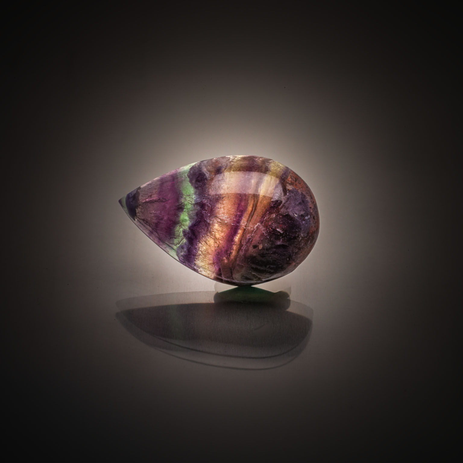 Fluorite multicolore poire cabochon sur papier. - Lazuli