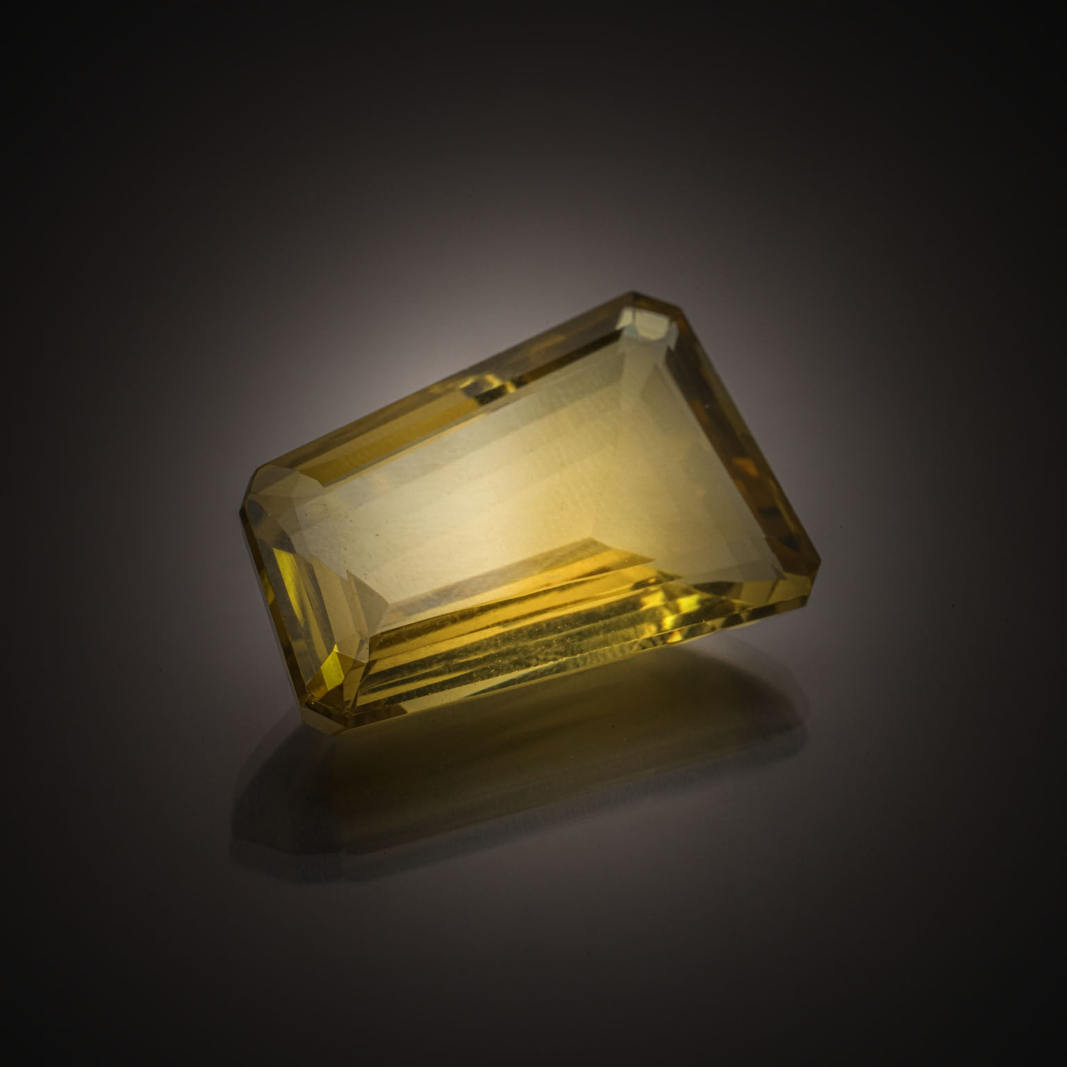 Emeraude rectangulaire sur papier. - Lazuli
