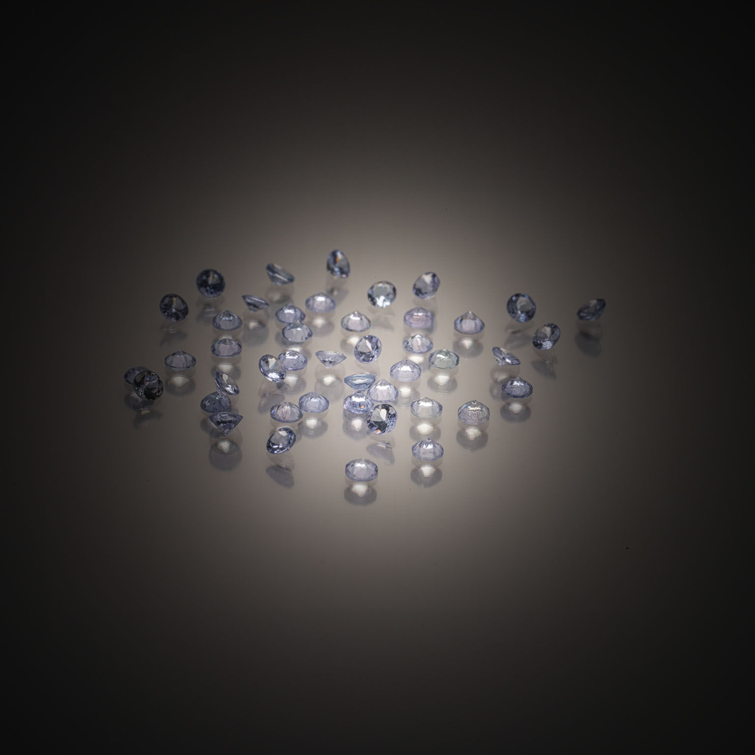Saphir orange ovale sur papier. - Lazuli