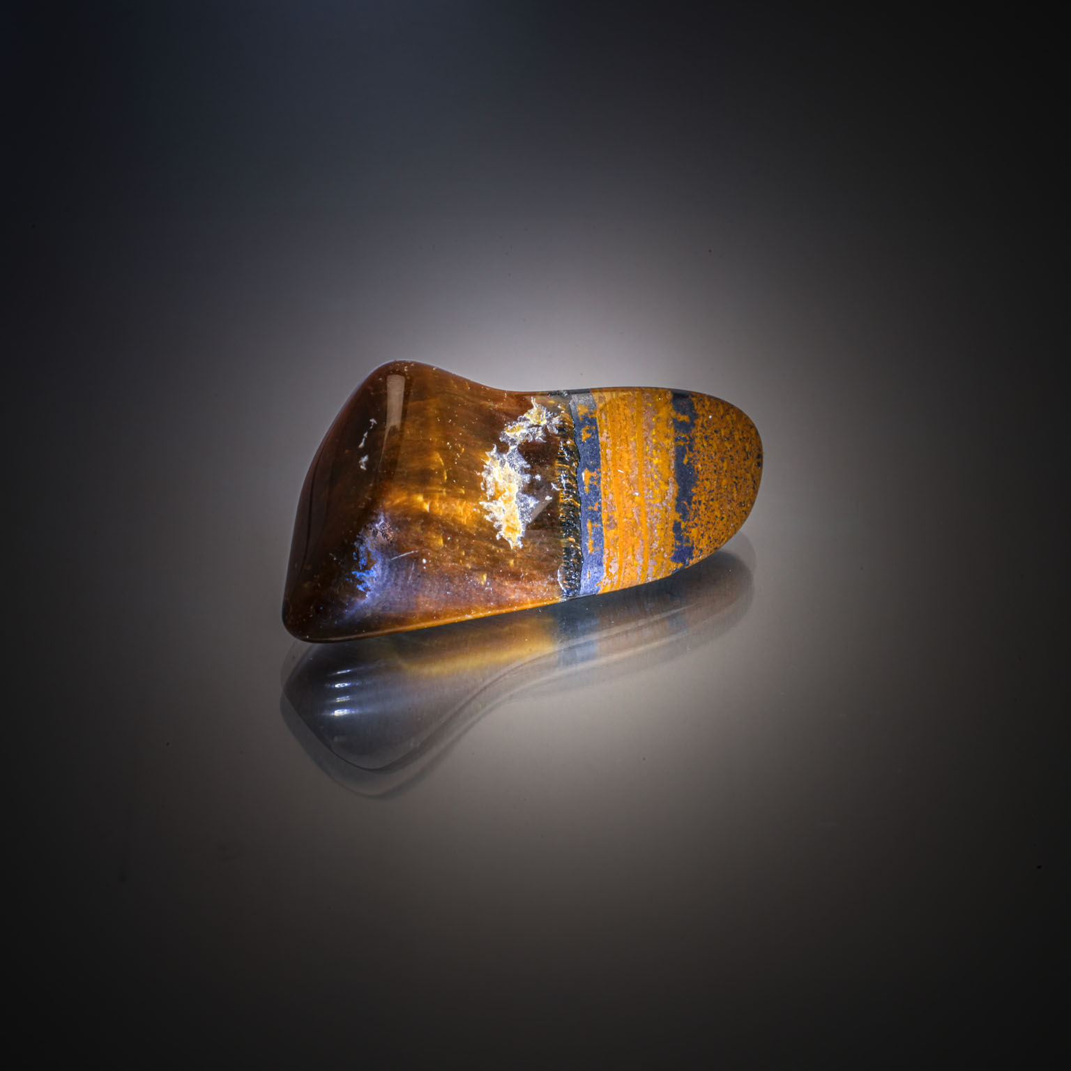 Saphir orange ovale sur papier. - Lazuli