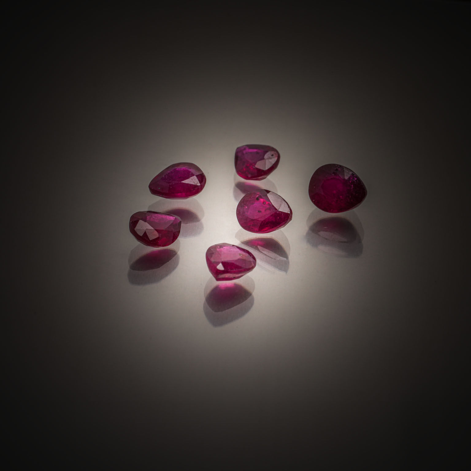 Appairage de jadéites rondes cabochons sur papier. - Lazuli