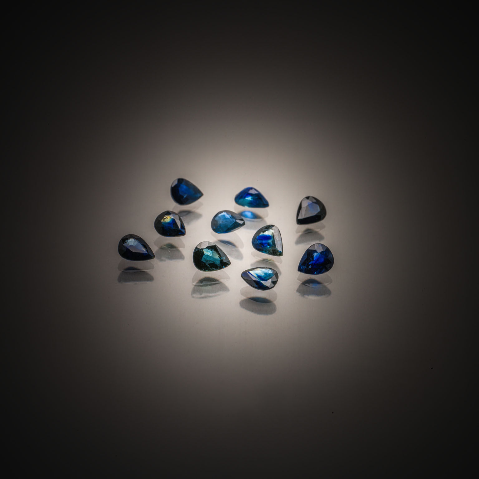 Lot de tanzanites ovales sur papier. - Lazuli