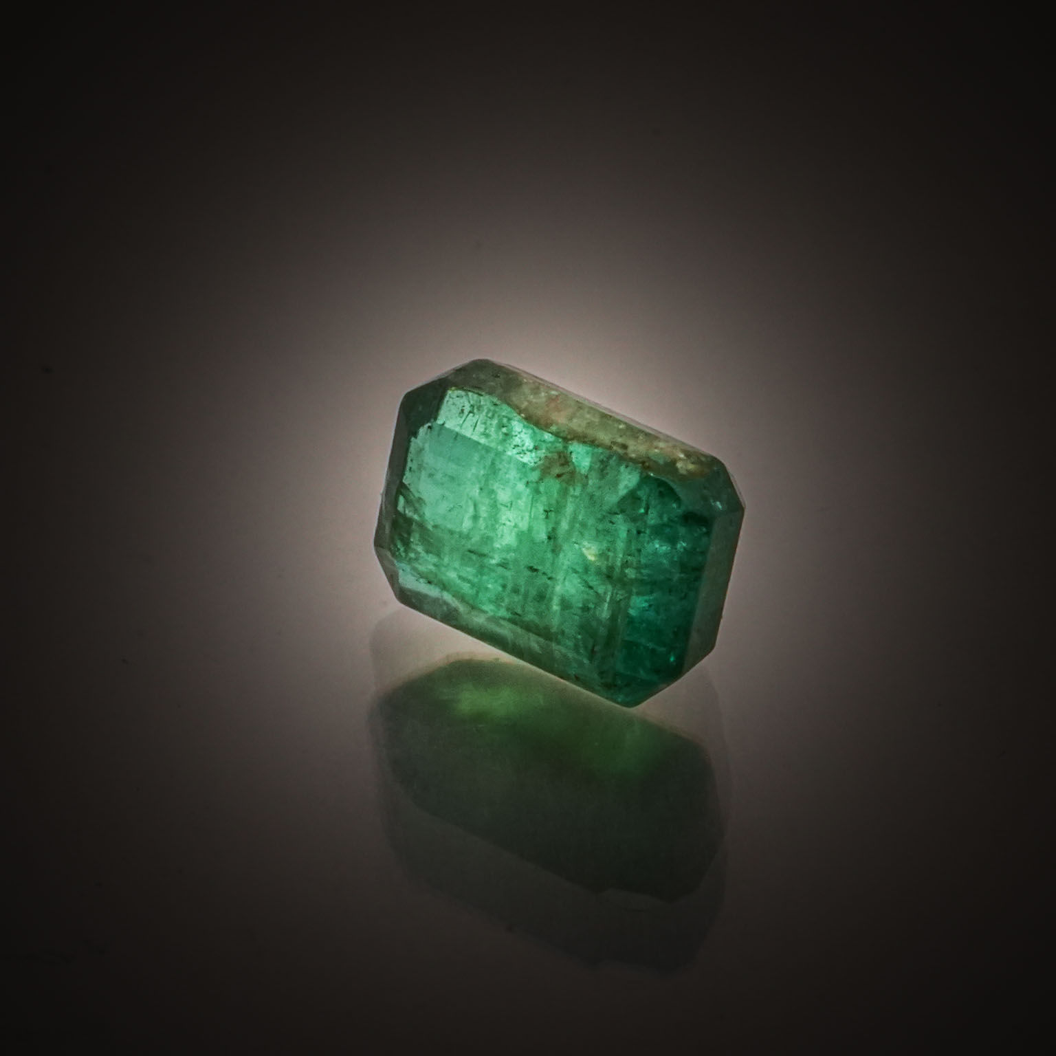 Emeraude rectangulaire sur papier. - Lazuli
