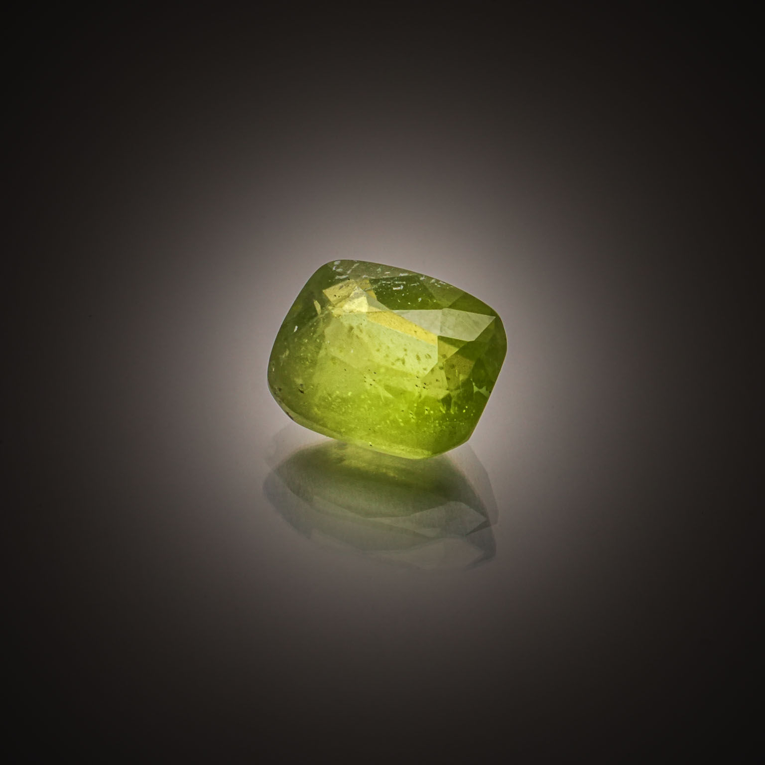 Tourmaline rose ovale sur papier. - Lazuli