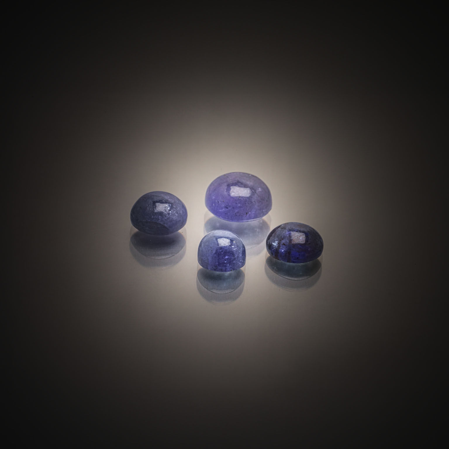 Lot de trois spinelles roses bruts sur papier. - Lazuli
