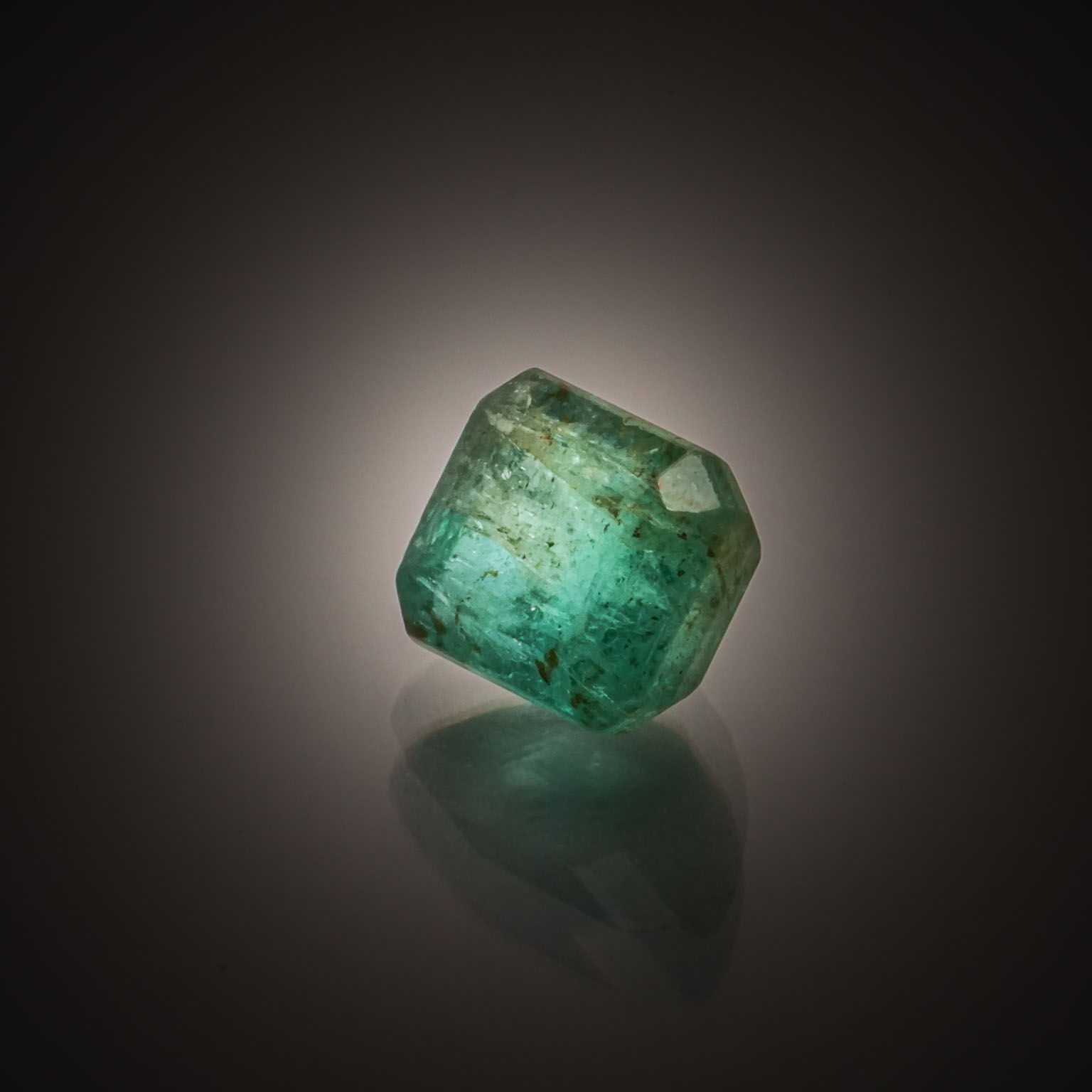 Emeraude rectangulaire sur papier. - Lazuli