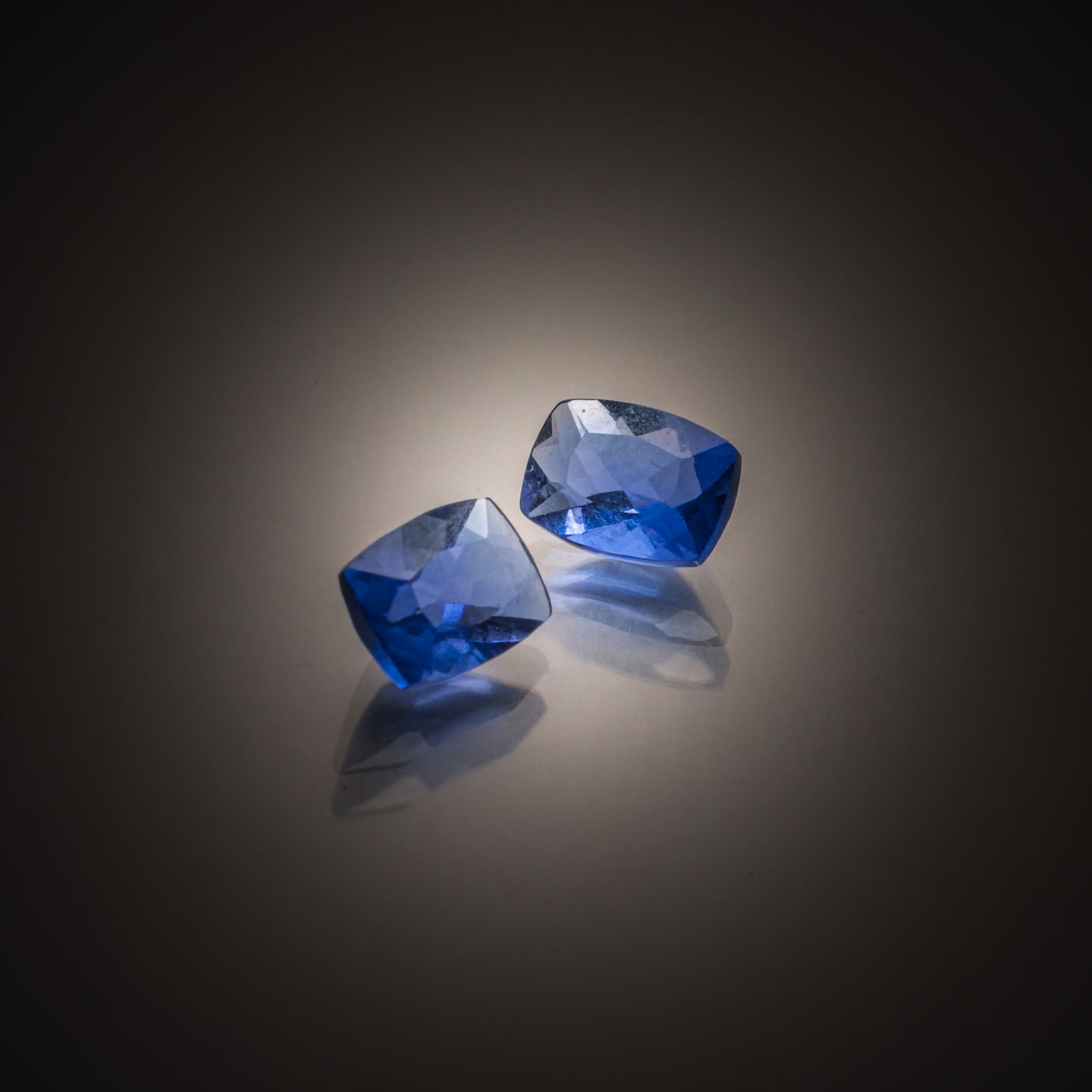 Lot de vingt-cinq saphirs ovales sur papier. - Lazuli