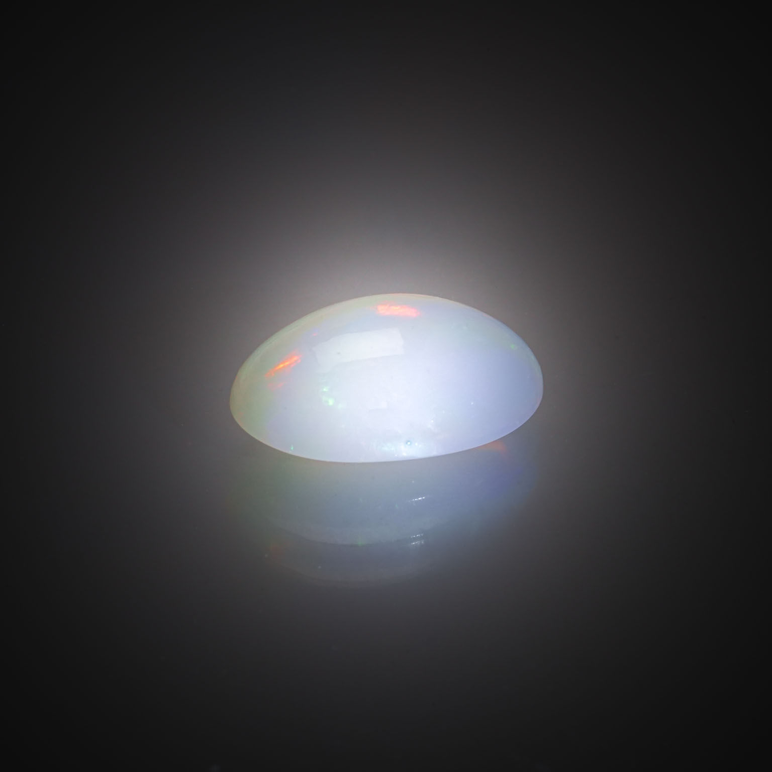 Fluorite bleue ovale sur papier. - Lazuli