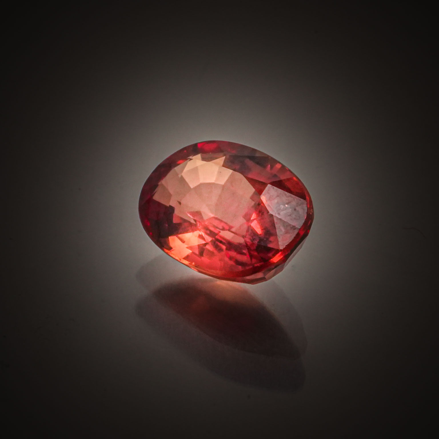 Saphir orange ovale sur papier. - Lazuli