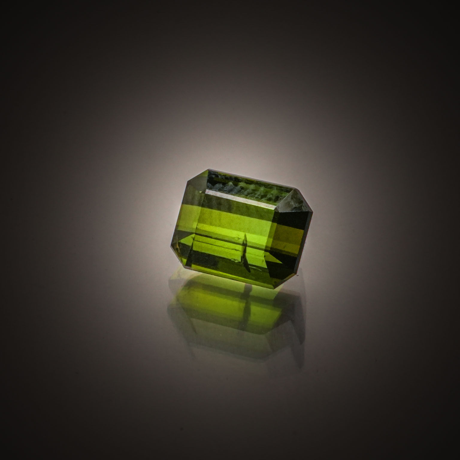 Saphir vert ovale sur papier. - Lazuli