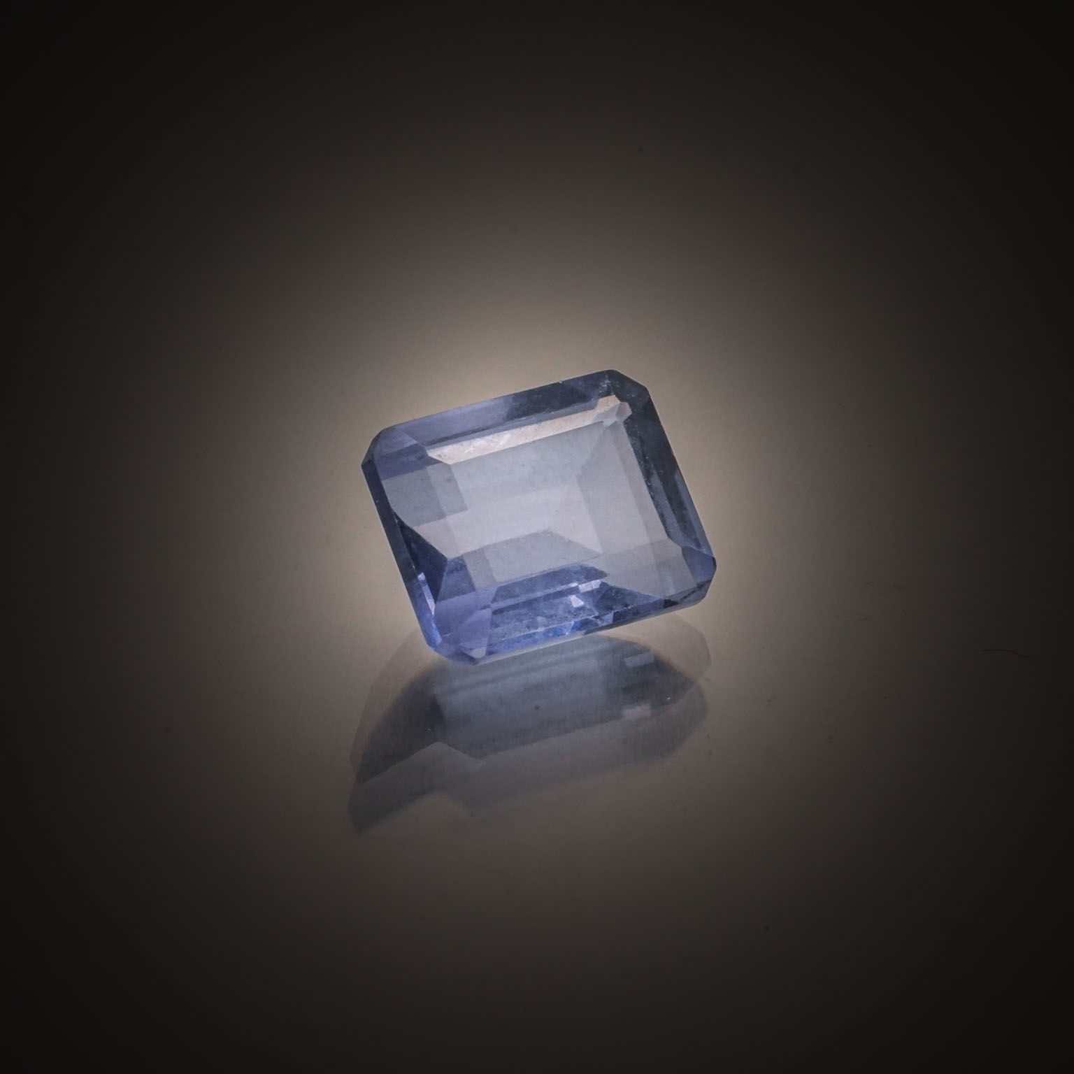 Fluorite bleue trillion sur papier. - Lazuli