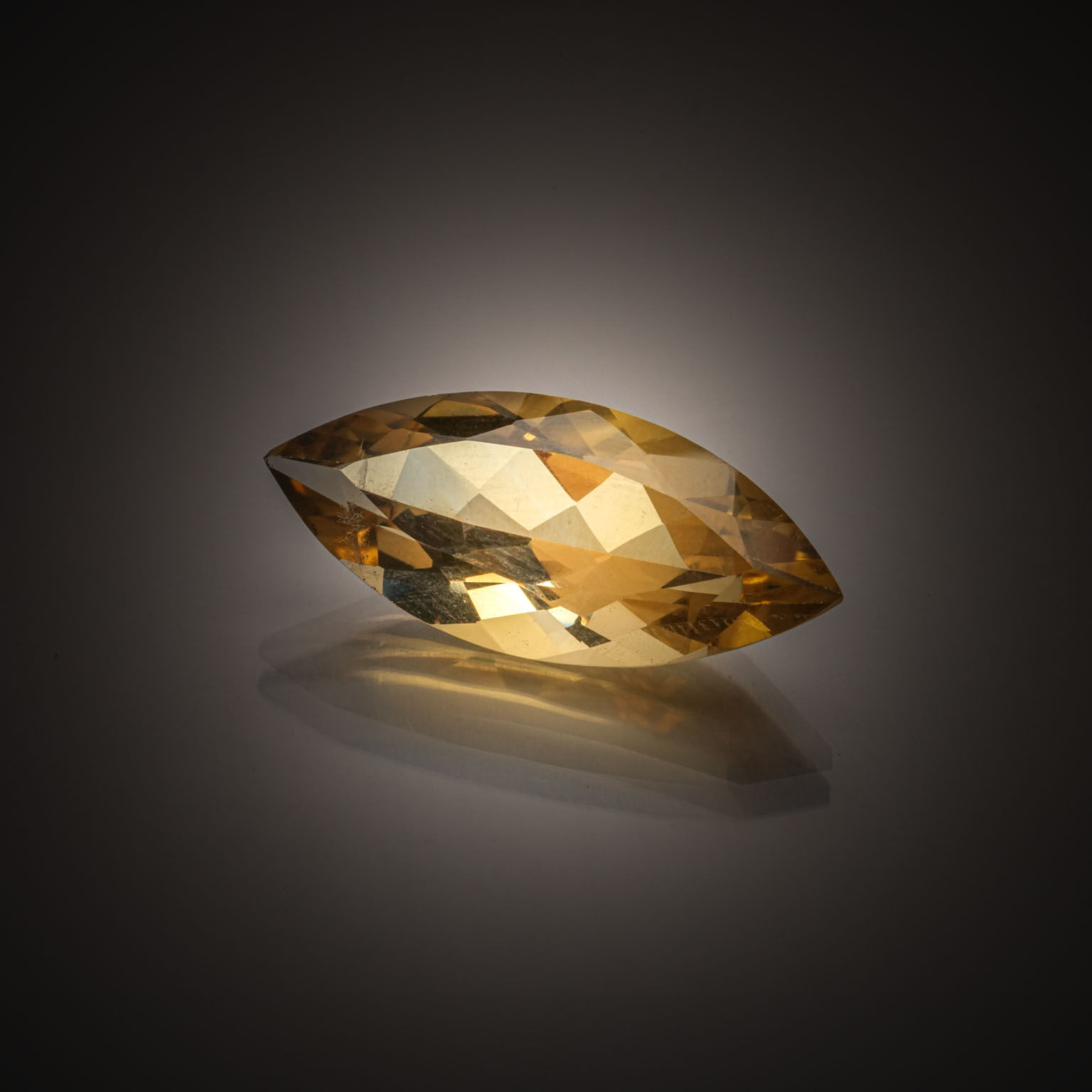 Citrine triangulaire sur papier. - Lazuli