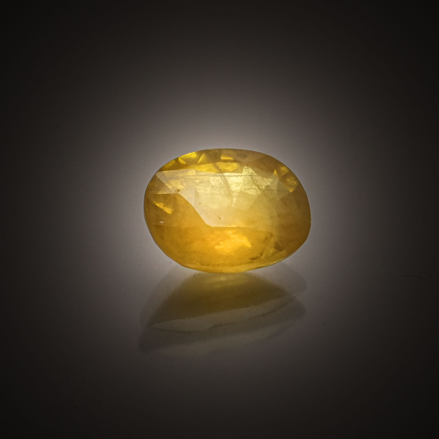 Cristal de roche rond sur papier. - Lazuli