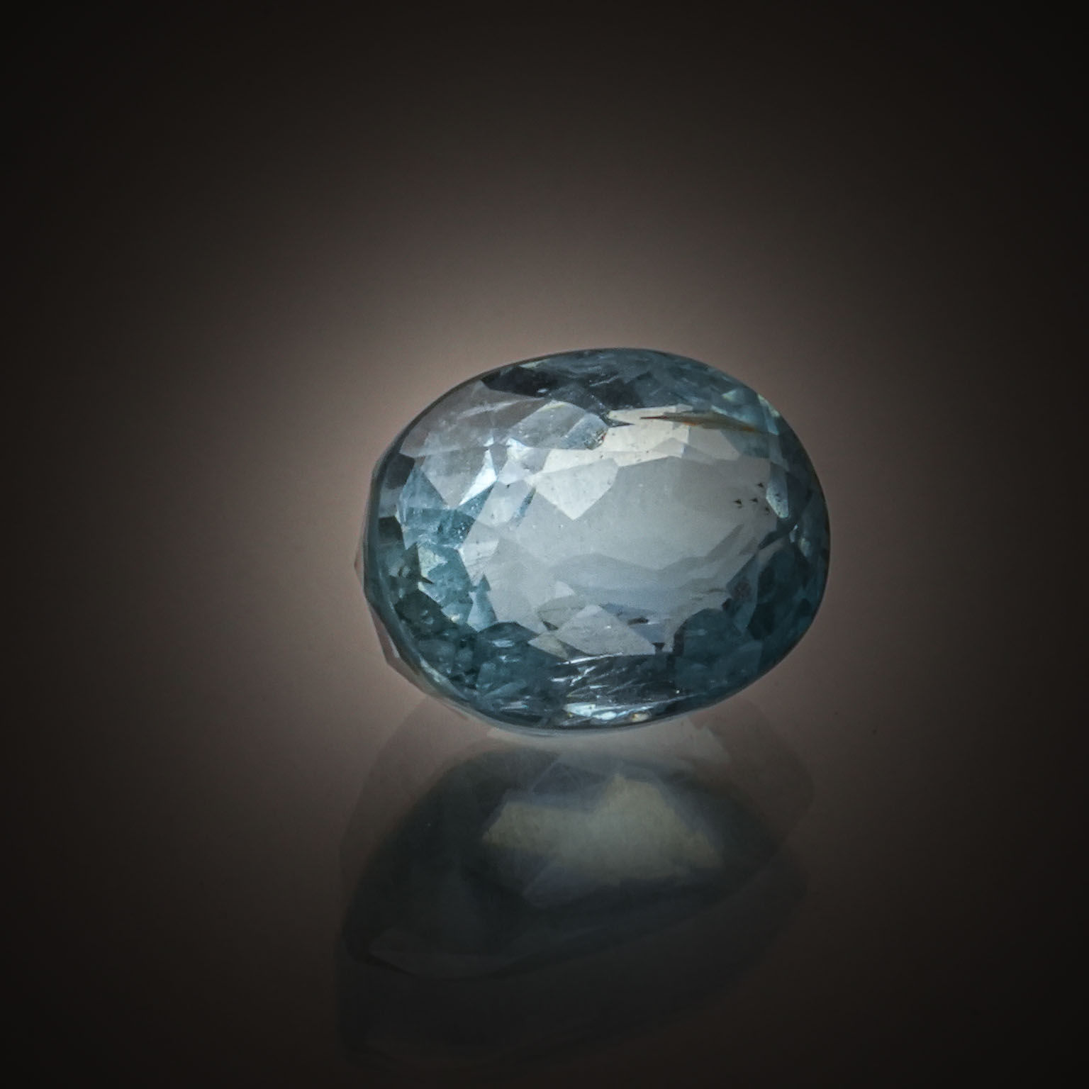 Cristal de roche rond sur papier. - Lazuli