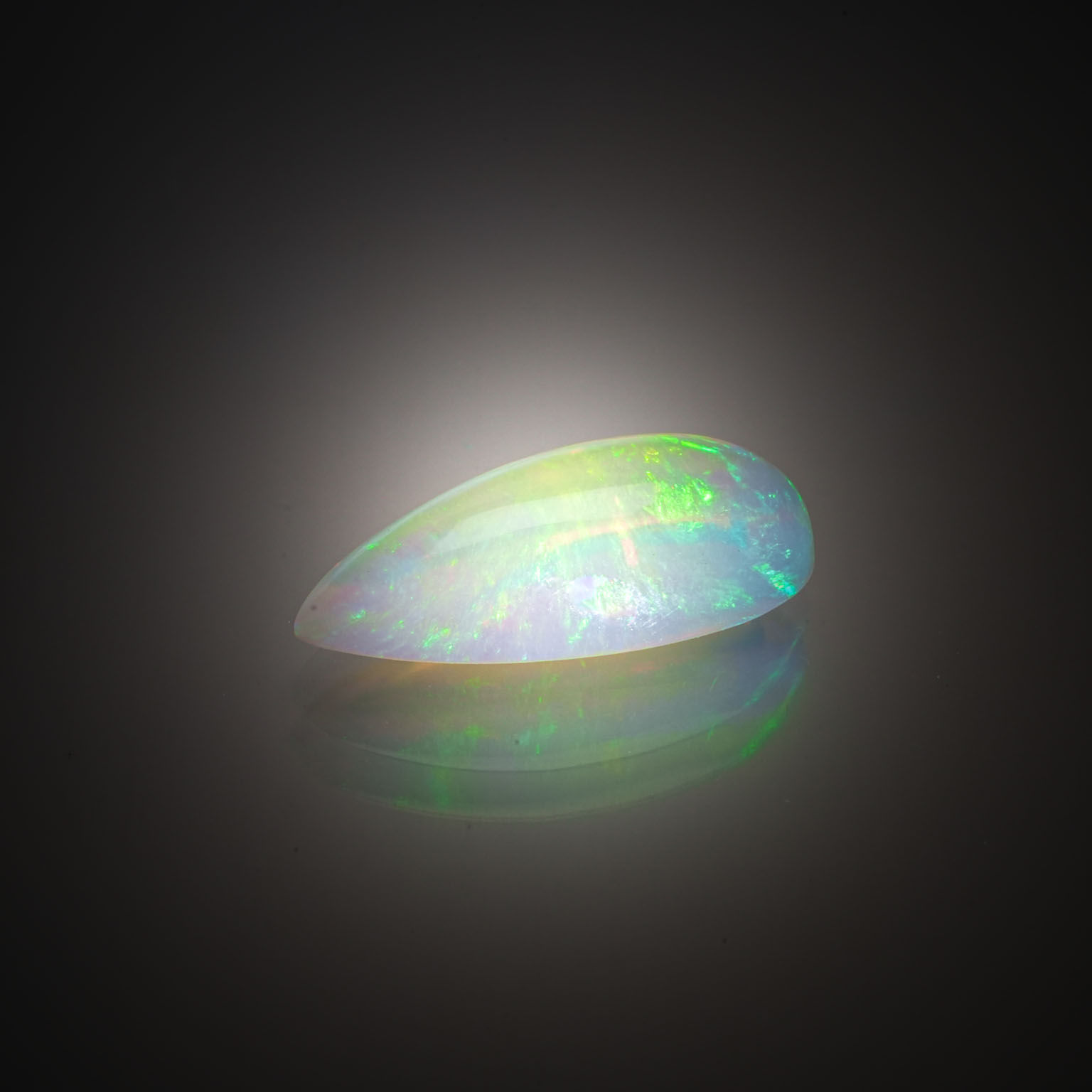 Tourmaline verte rectangulaire sur papier. - Lazuli