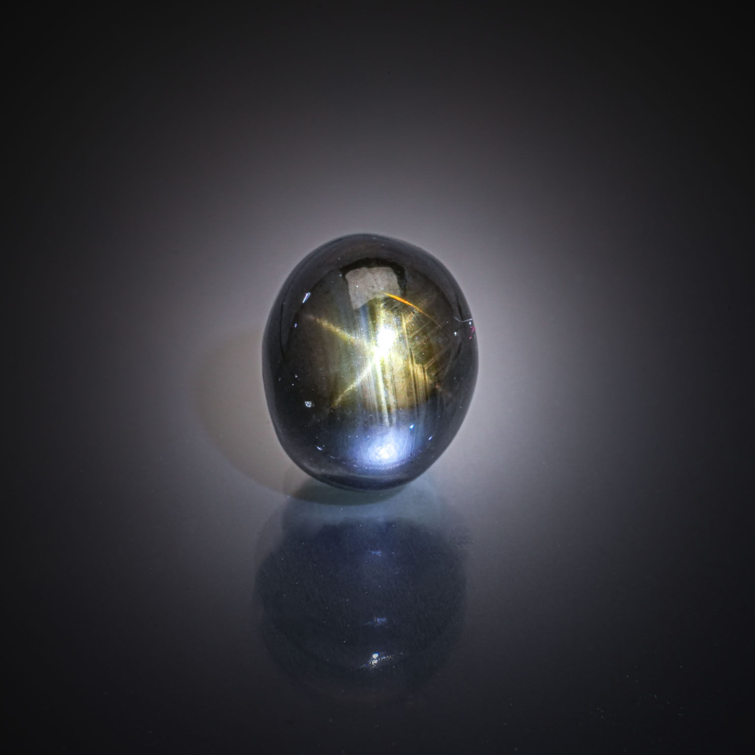 Quartz lemon ovale concave sur papier. - Lazuli