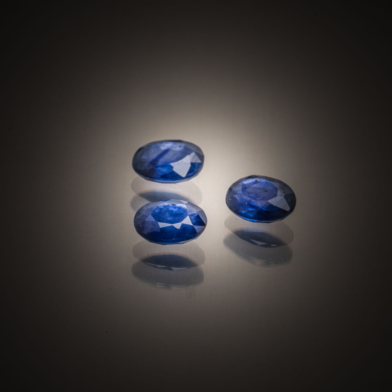 Opale ovale cabochon sur papier. - Lazuli